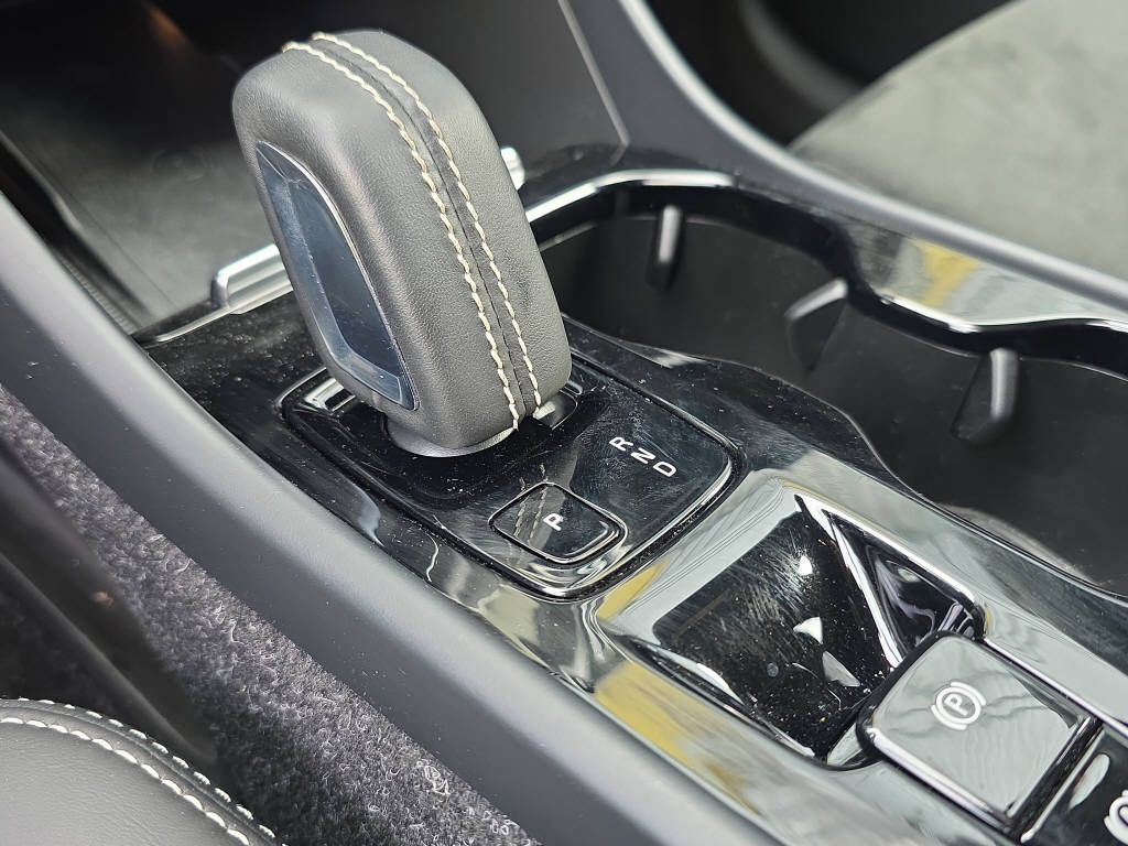 VOLVO XC40 2.0 B4 MH R-Design AWD-image-18