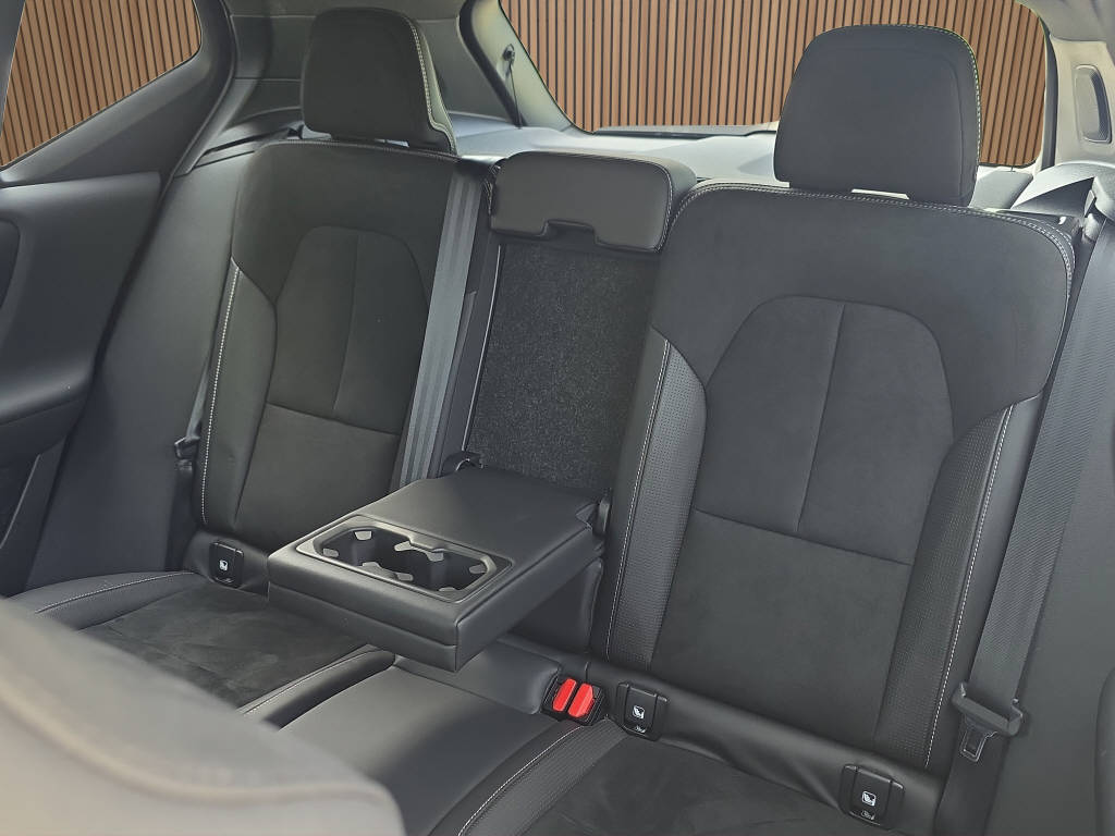 VOLVO XC40 2.0 B4 MH R-Design AWD-image-17