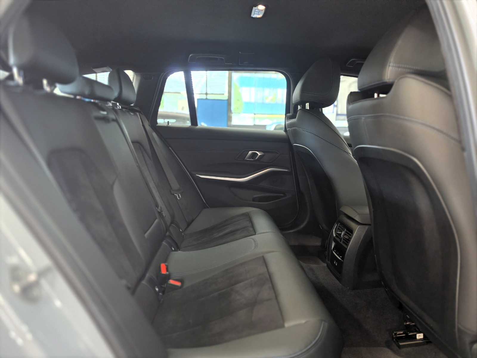 BMW 320d xDrive 48V Touring Steptronic M Sport-image-14