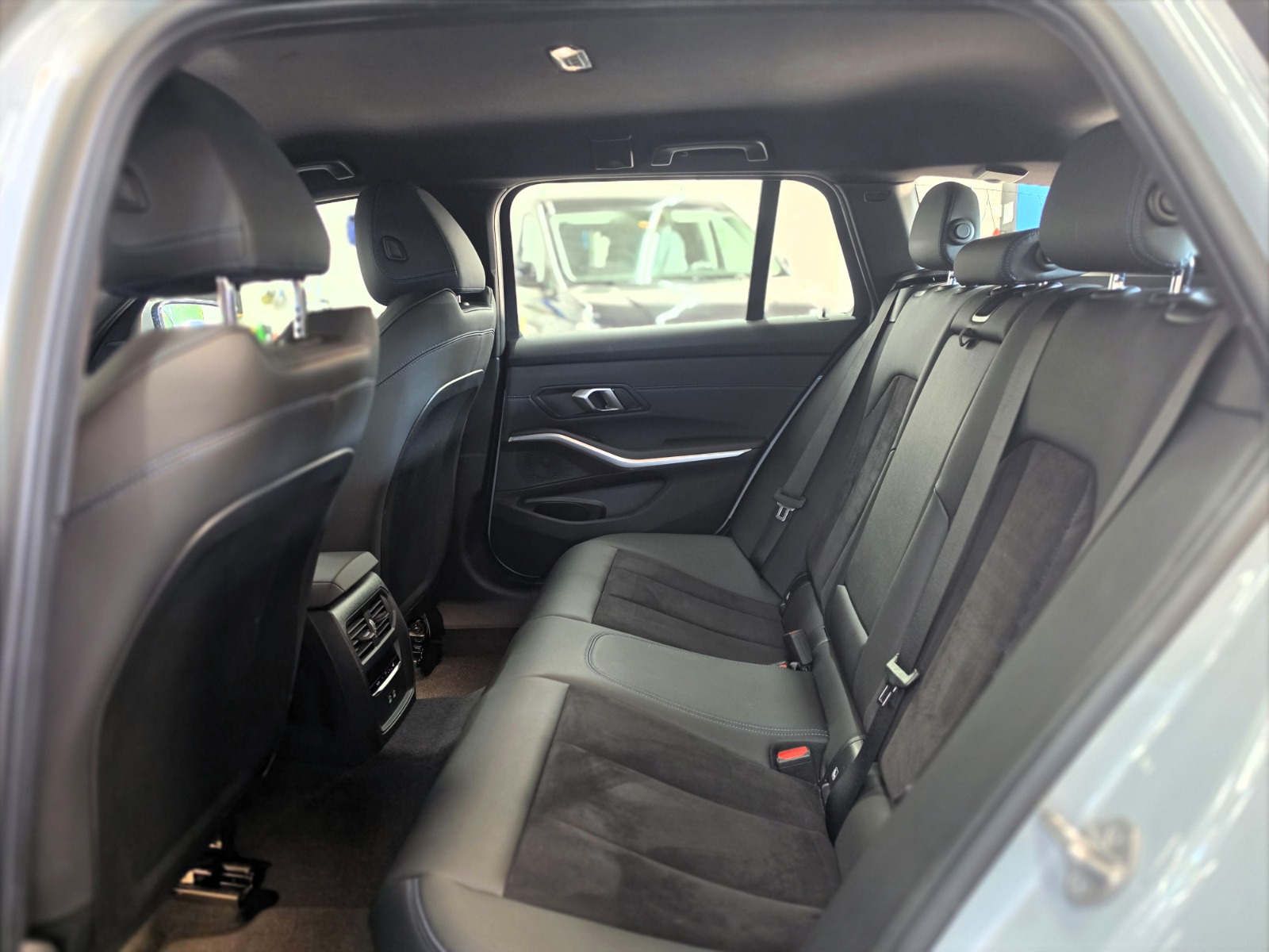 BMW 320d xDrive 48V Touring Steptronic M Sport-image-12