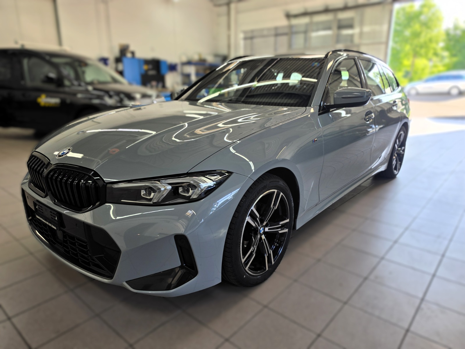 BMW 320d xDrive 48V Touring Steptronic M Sport-image-0