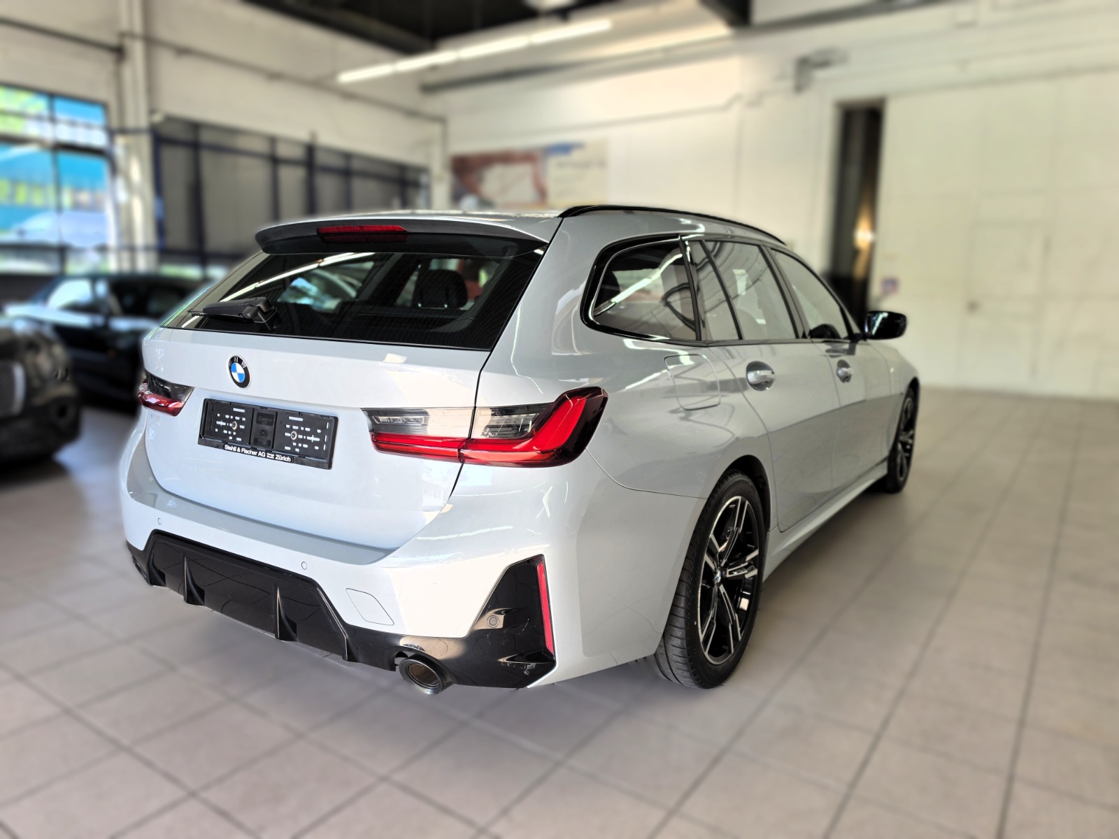 BMW 320d xDrive 48V Touring Steptronic M Sport-image-4