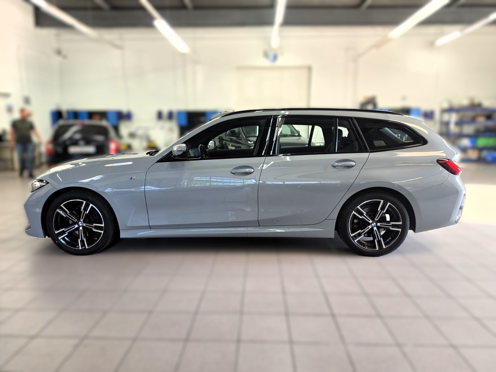BMW 320d xDrive 48V Touring Steptronic M Sport-image-1