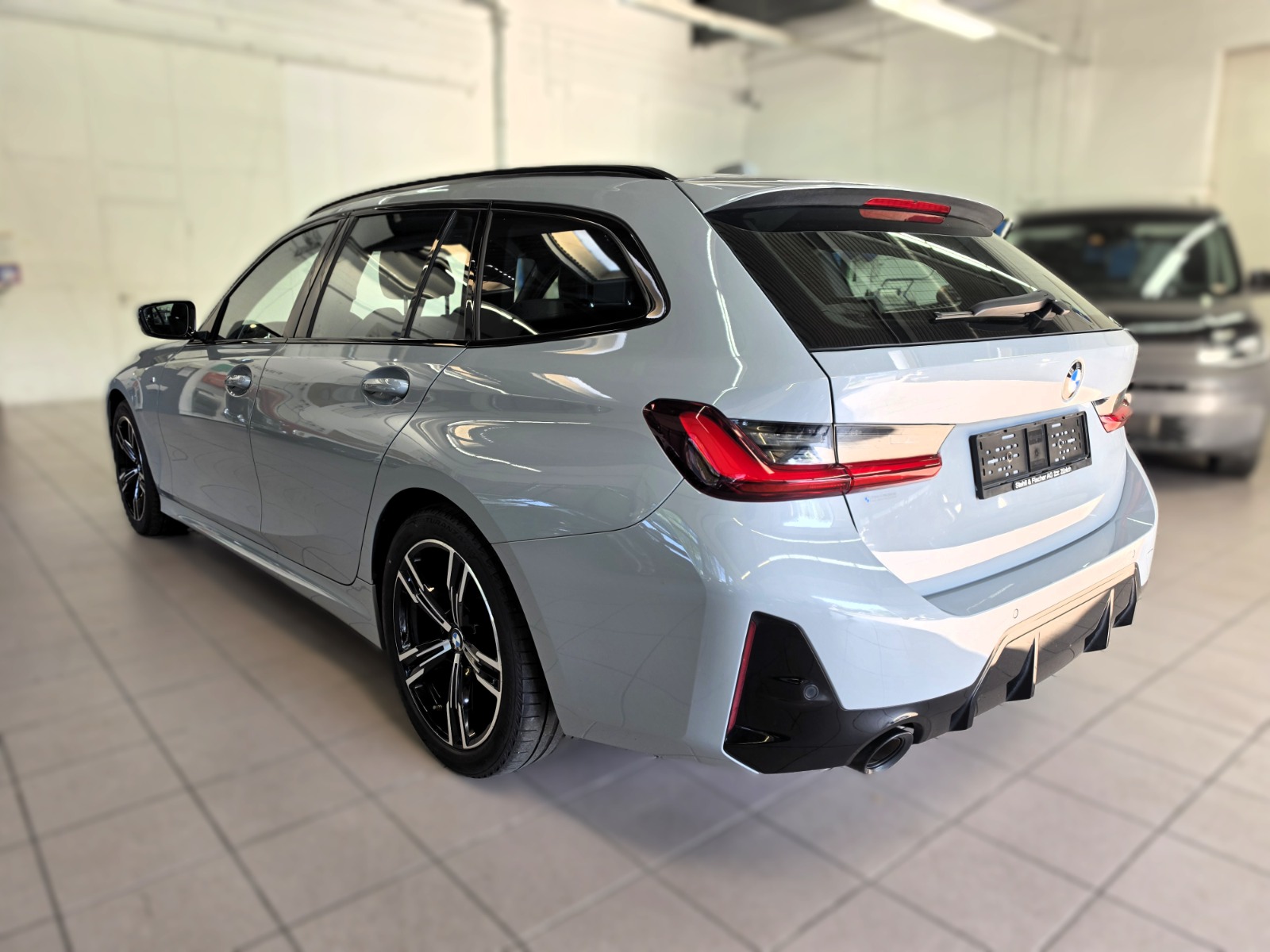 BMW 320d xDrive 48V Touring Steptronic M Sport-image-2