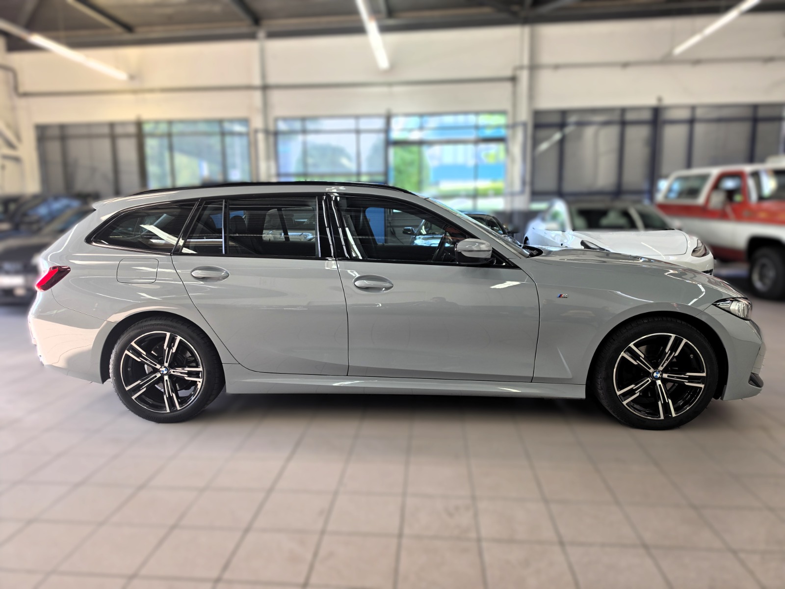 BMW 320d xDrive 48V Touring Steptronic M Sport-image-5