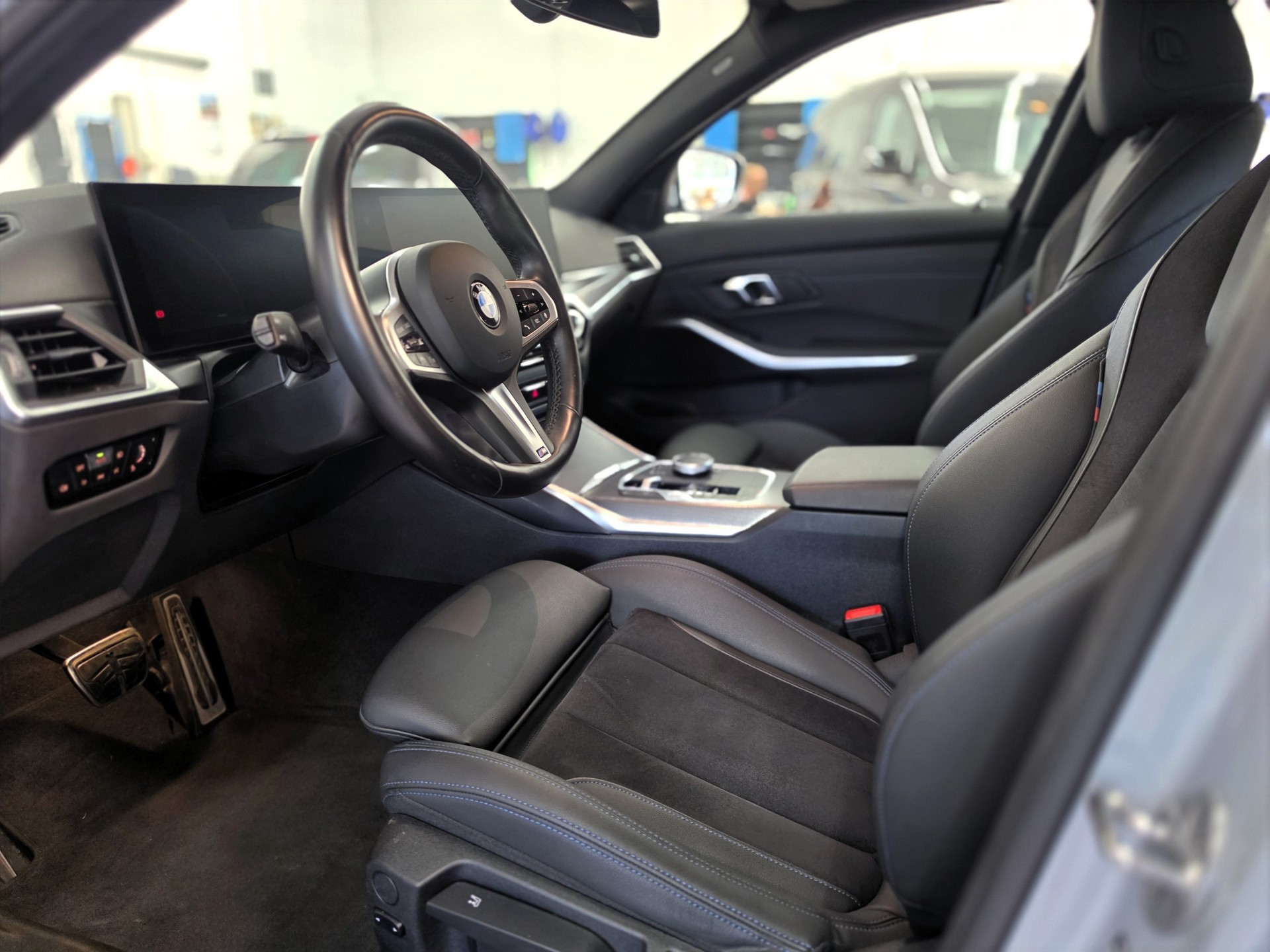 BMW 320d xDrive 48V Touring Steptronic M Sport-image-8