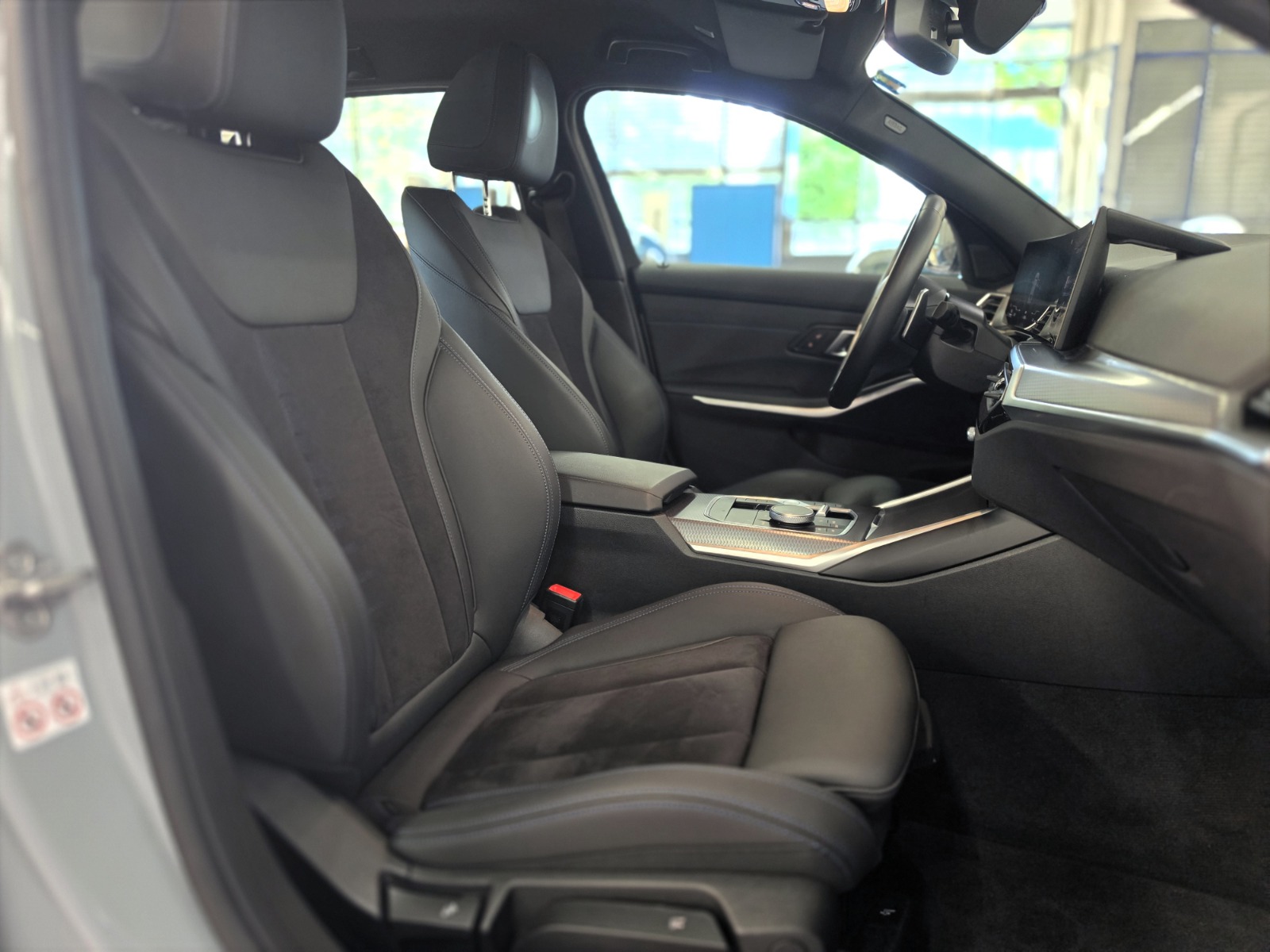 BMW 320d xDrive 48V Touring Steptronic M Sport-image-13