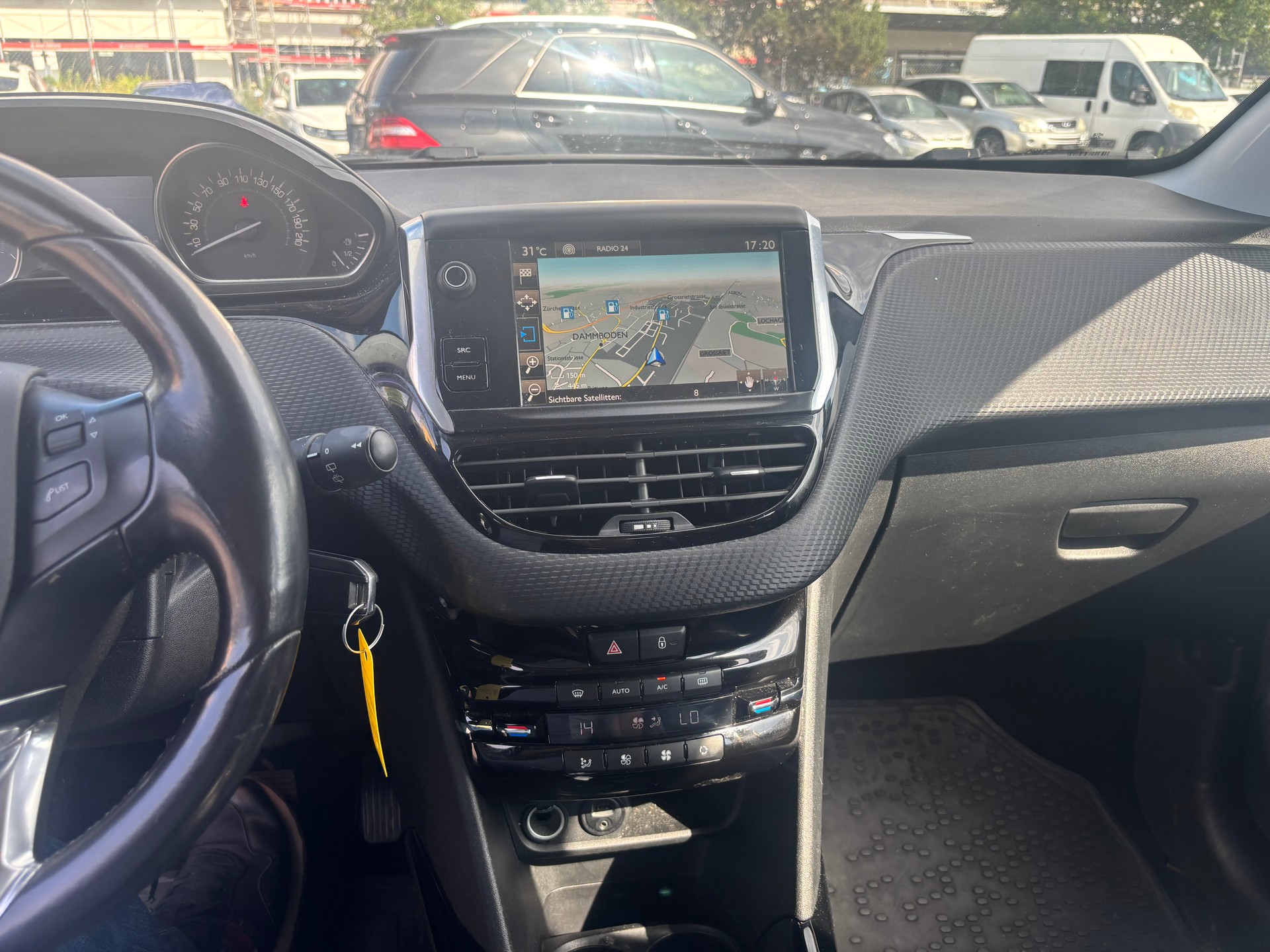 PEUGEOT 2008 1.2 PureTech Active-image-9
