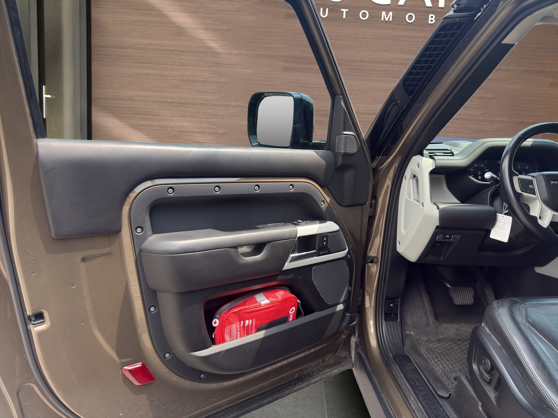 LAND ROVER Defender 90 3.0D I6 250 X-Dynamic HSE AT8-image-10