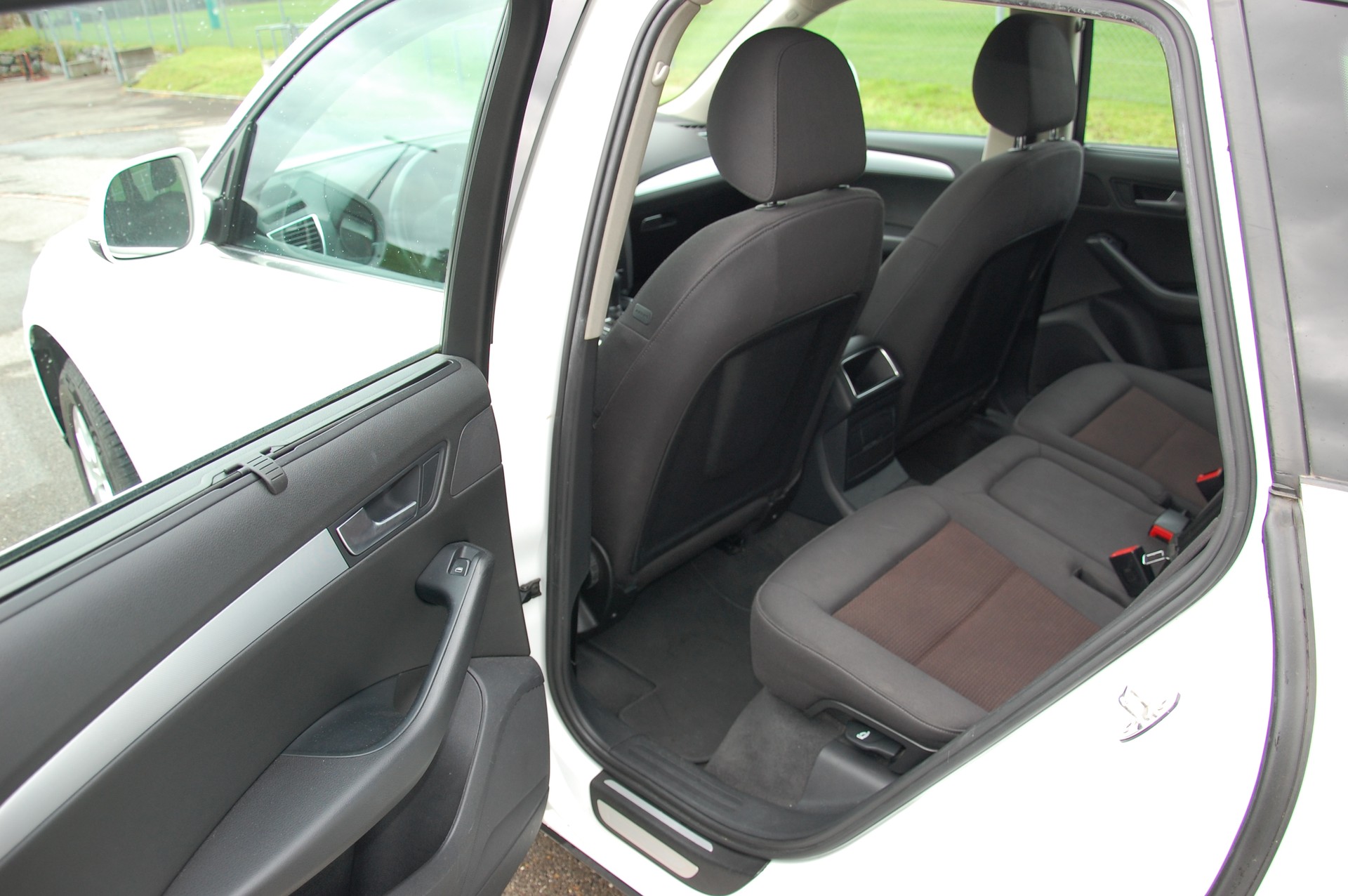 AUDI Q5 2.0 TDI quattro-image-9
