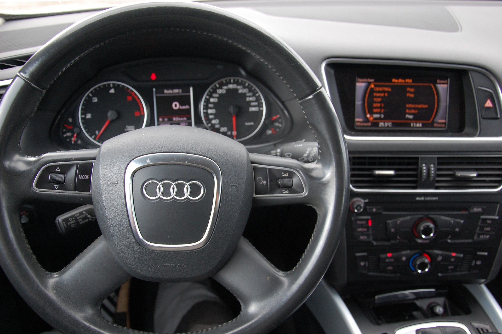 AUDI Q5 2.0 TDI quattro-image-15