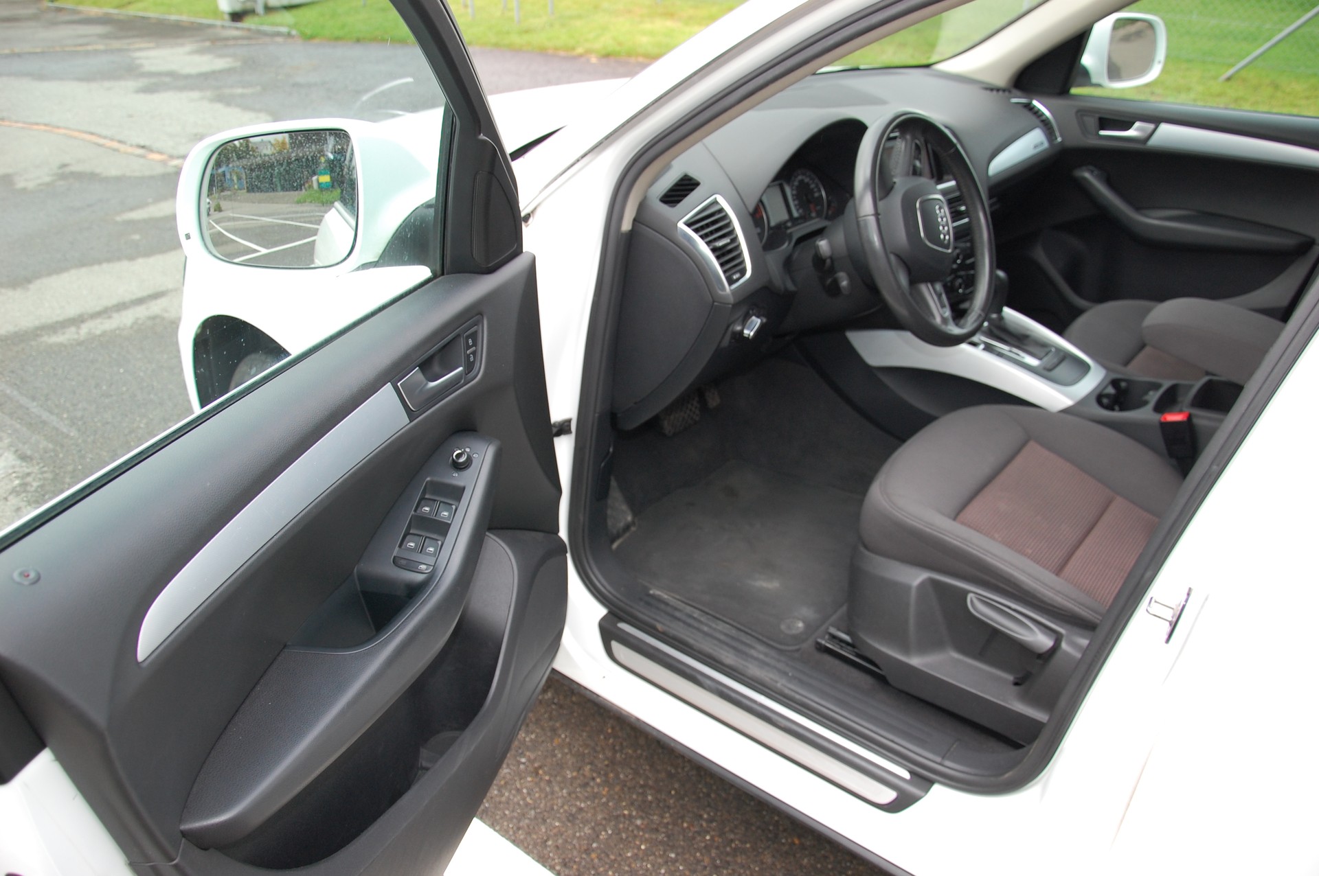 AUDI Q5 2.0 TDI quattro-image-11