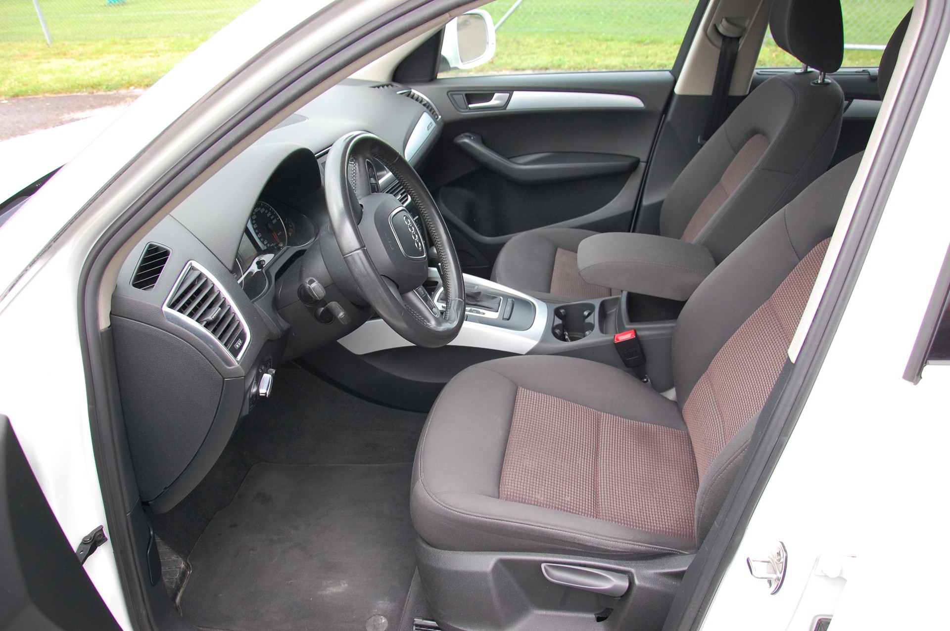 AUDI Q5 2.0 TDI quattro-image-12