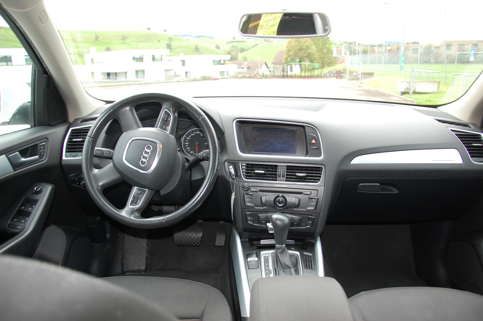 AUDI Q5 2.0 TDI quattro-image-10