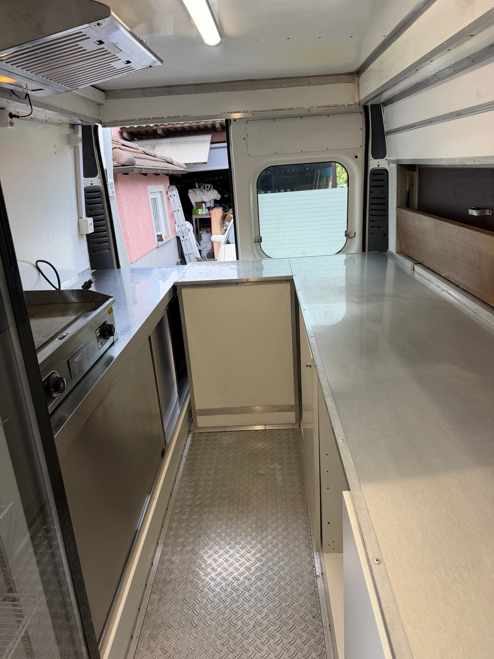 PEUGEOT Foodtruck-image-2