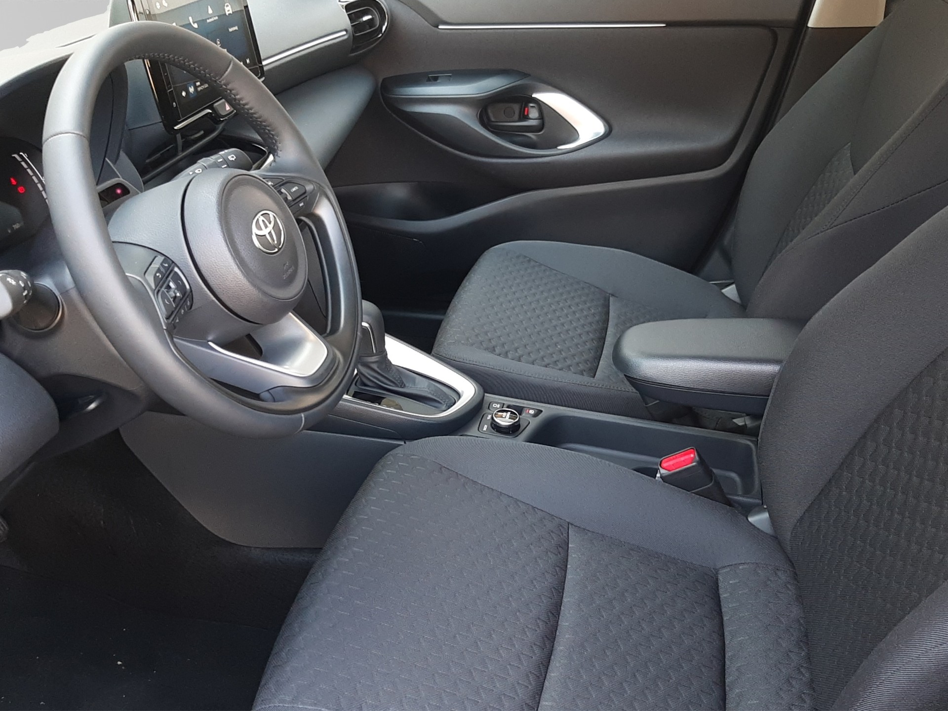 TOYOTA Yaris Cross 1.5 VVT-i HSD Comfort AWD-i-image-8