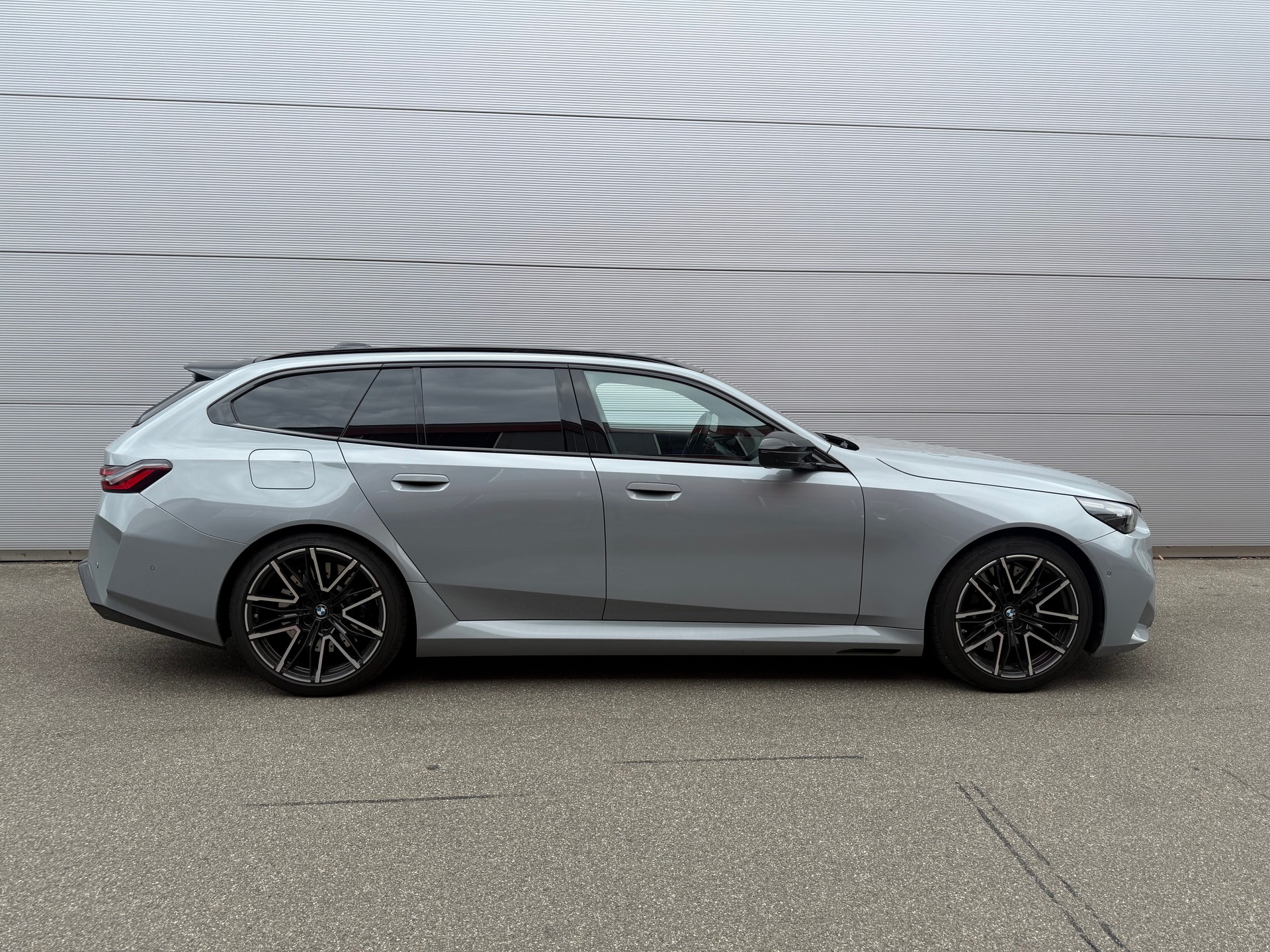 BMW M5 xDrive Touring-image-4