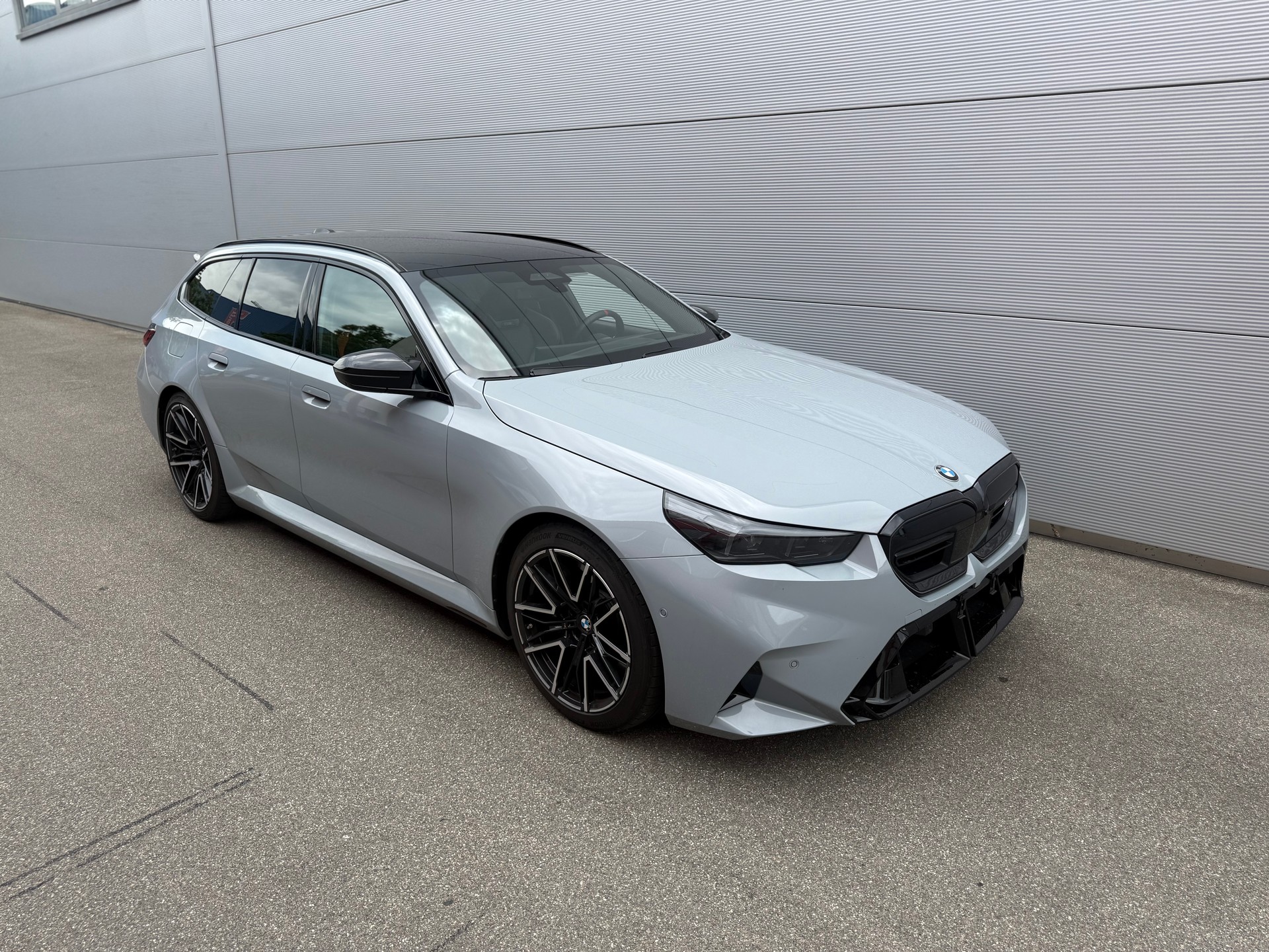 BMW M5 xDrive Touring-image-1