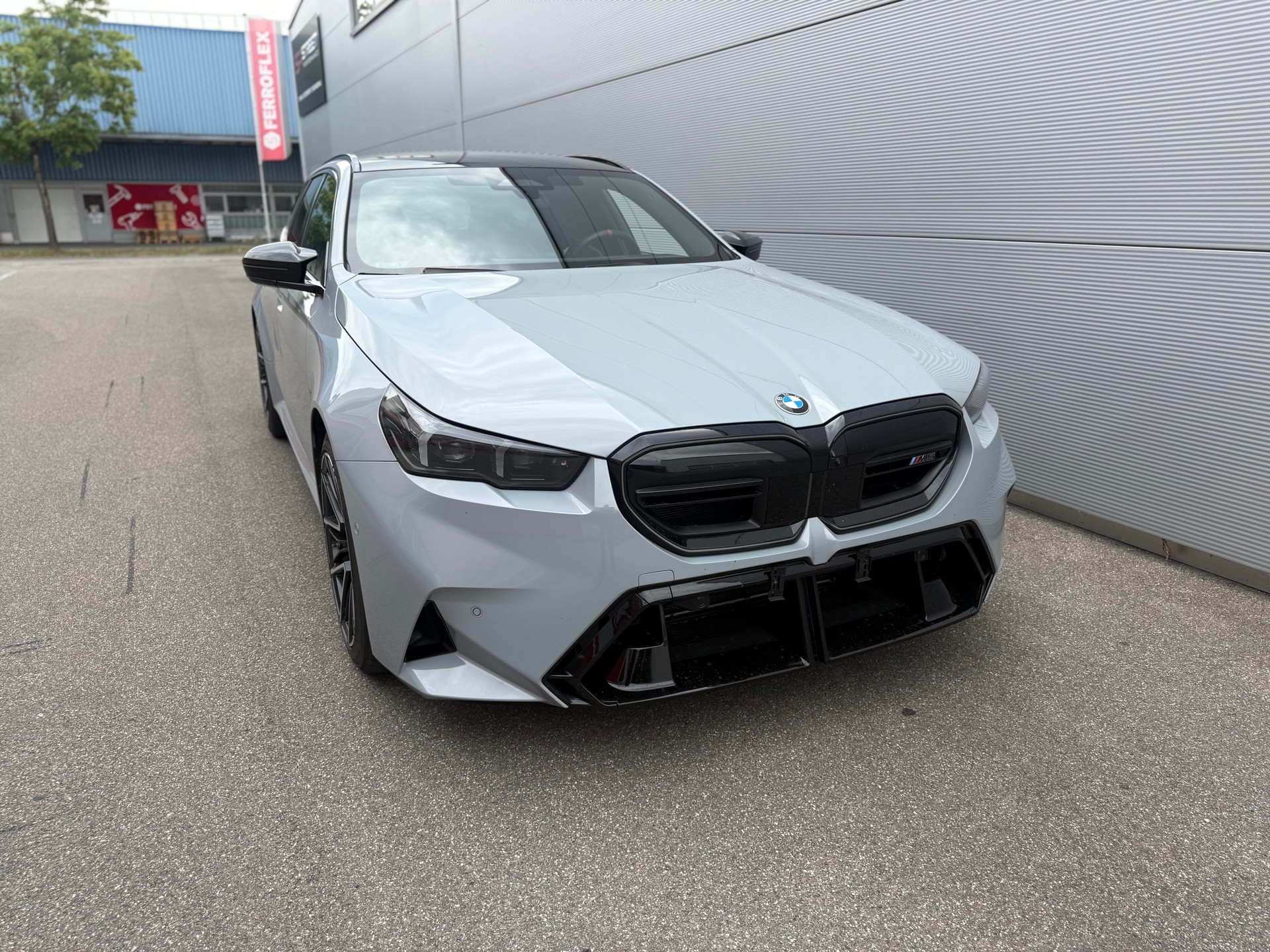 BMW M5 xDrive Touring-image-3