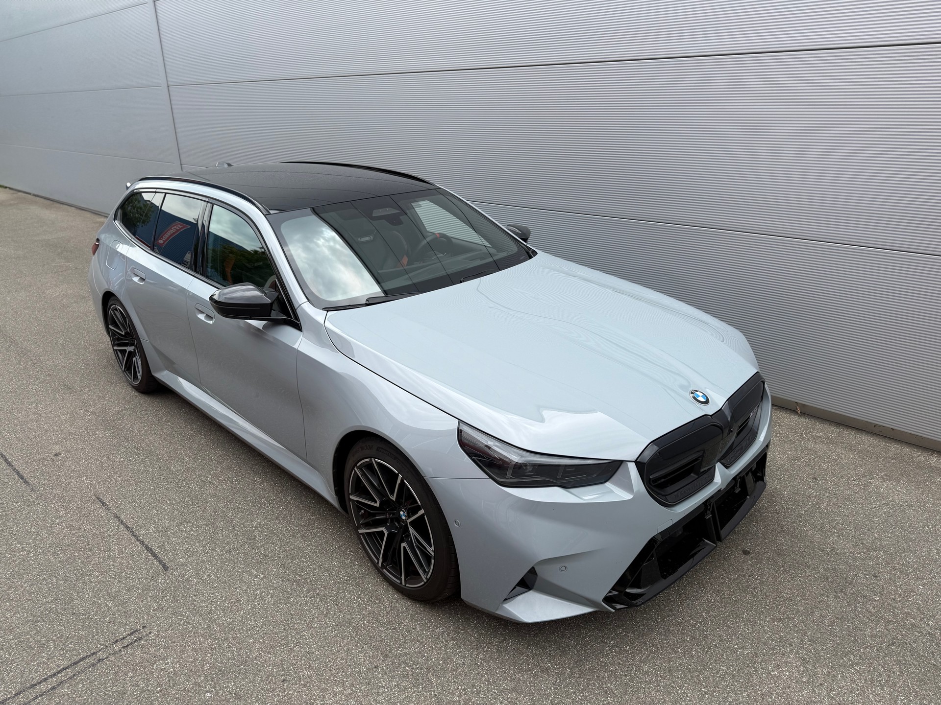 BMW M5 xDrive Touring-image-2
