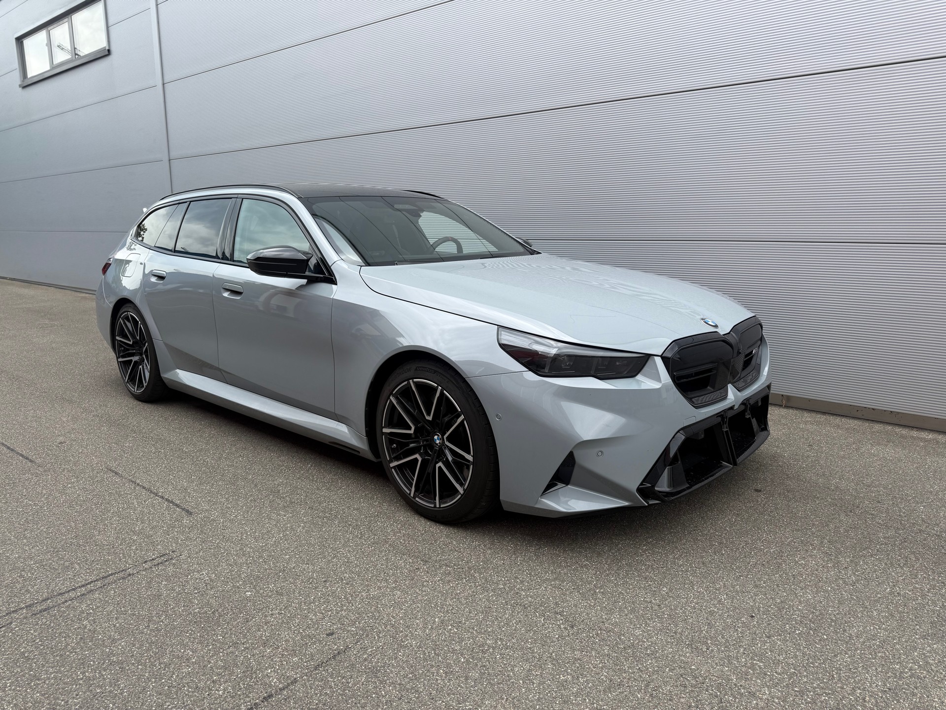 BMW M5 xDrive Touring-image-0