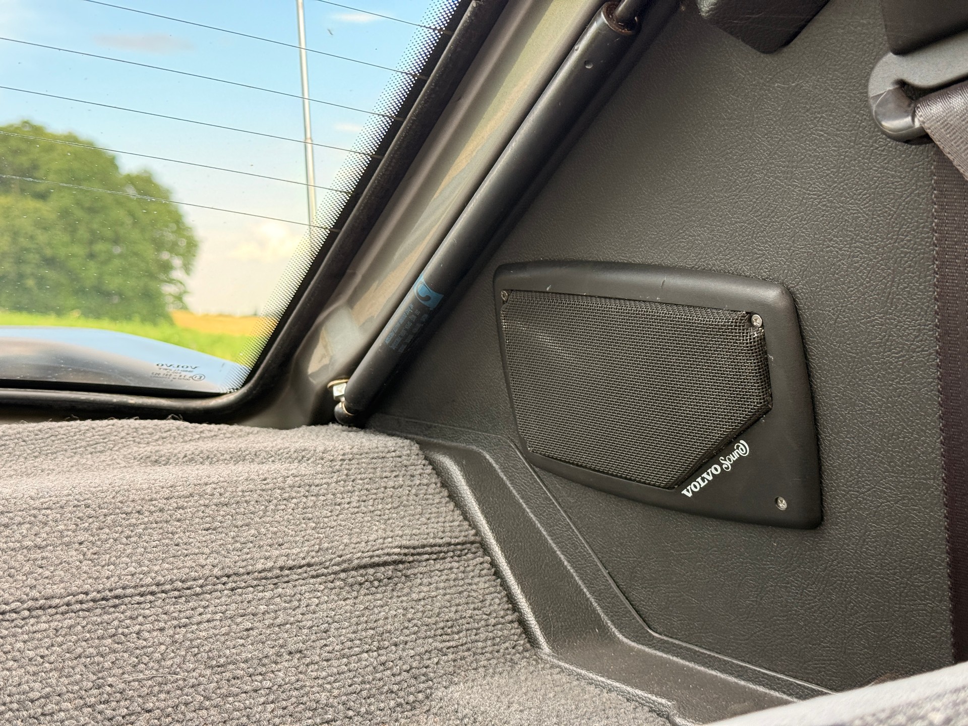VOLVO 360 GL-image-10