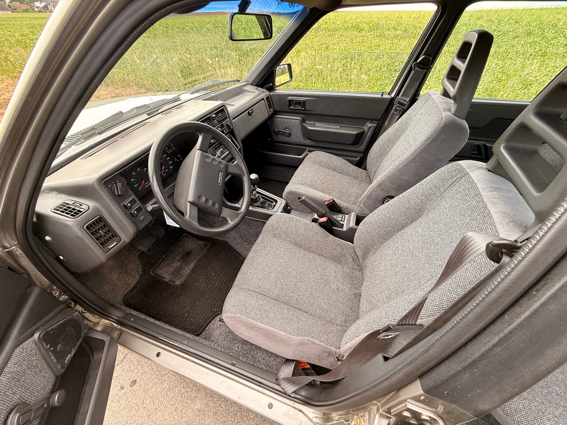 VOLVO 360 GL-image-5