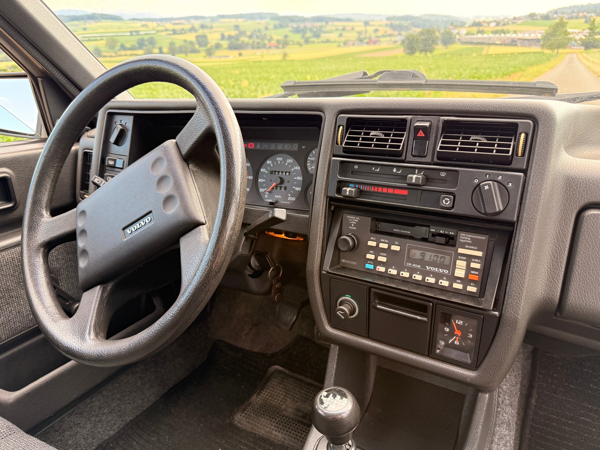 VOLVO 360 GL-image-7