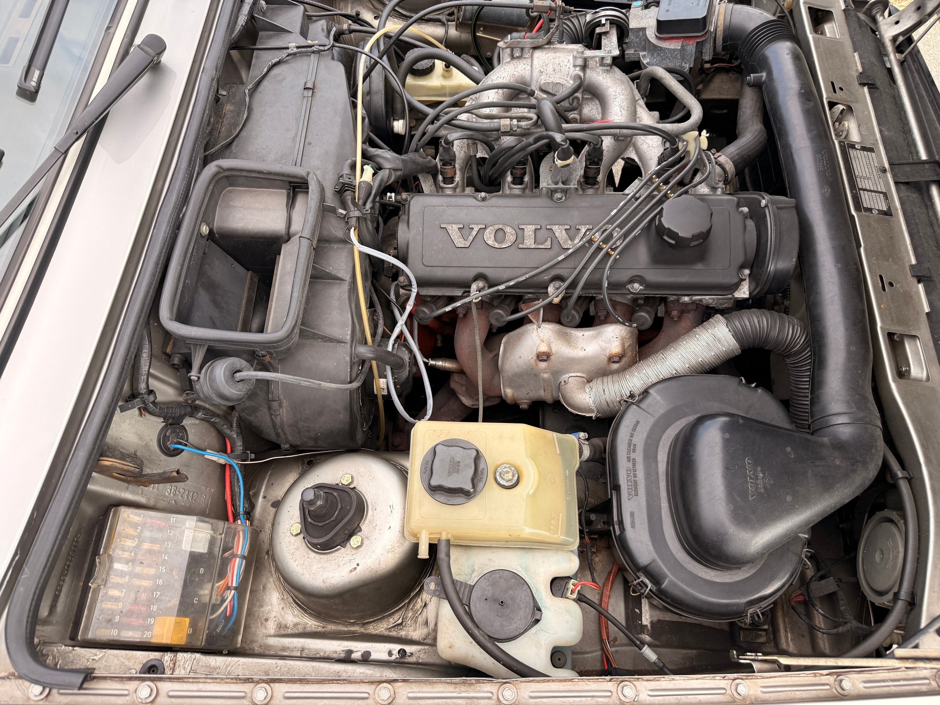 VOLVO 360 GL-image-18