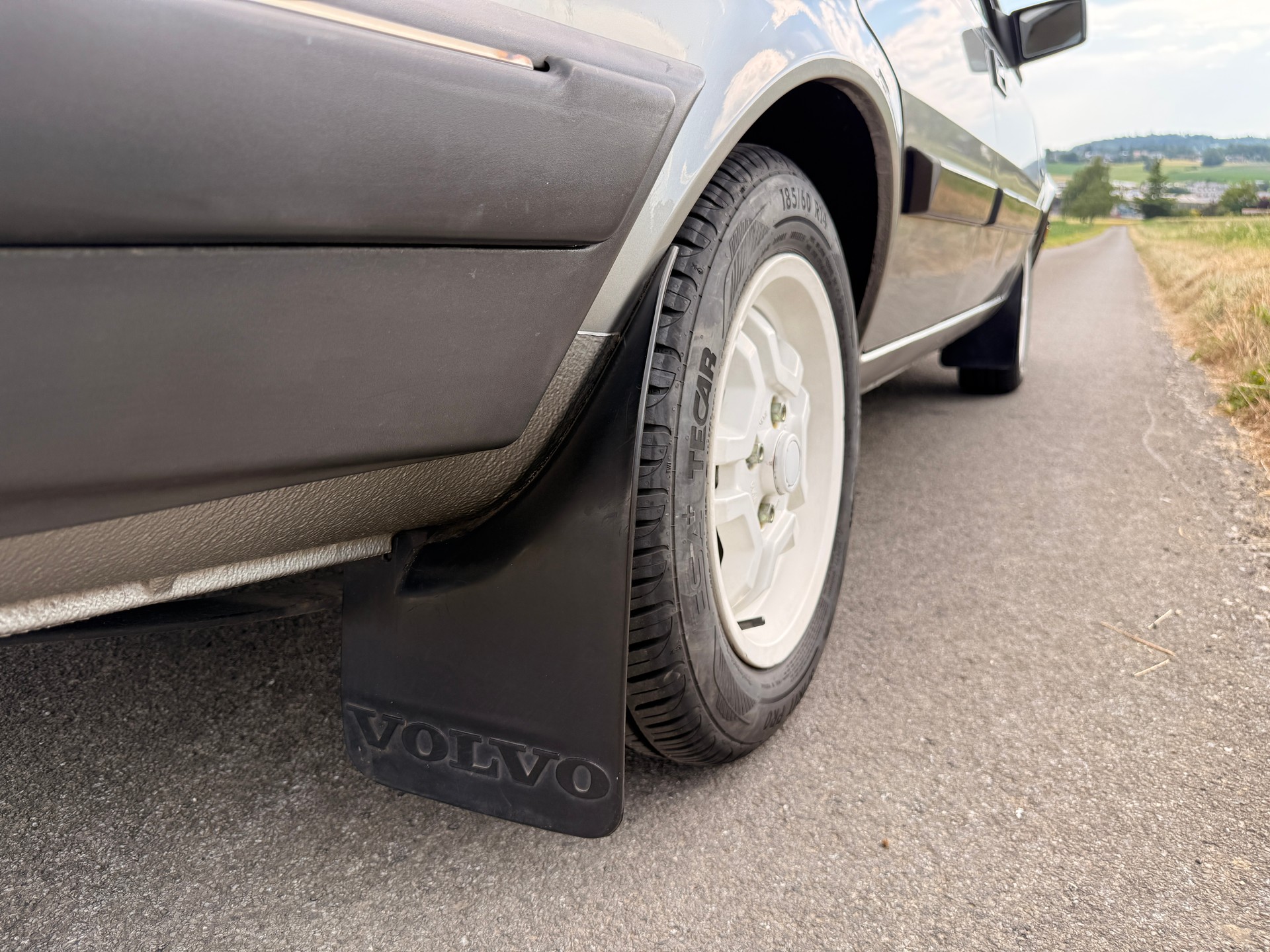 VOLVO 360 GL-image-11