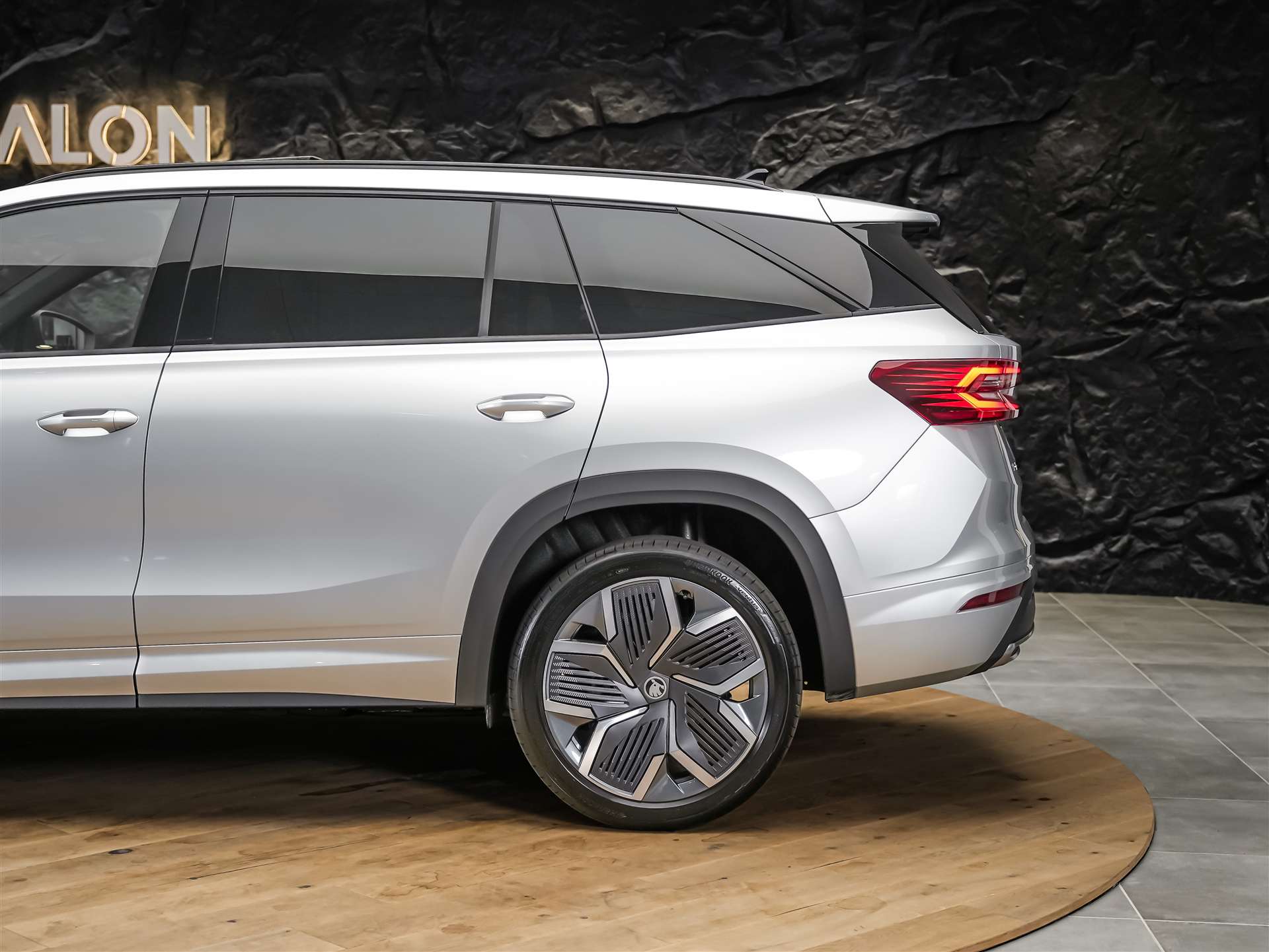 SKODA Kodiaq 2.0 TDI Sportline 4x4 *Panorama*Matrix LED*Anhängerkupplung*-image-19
