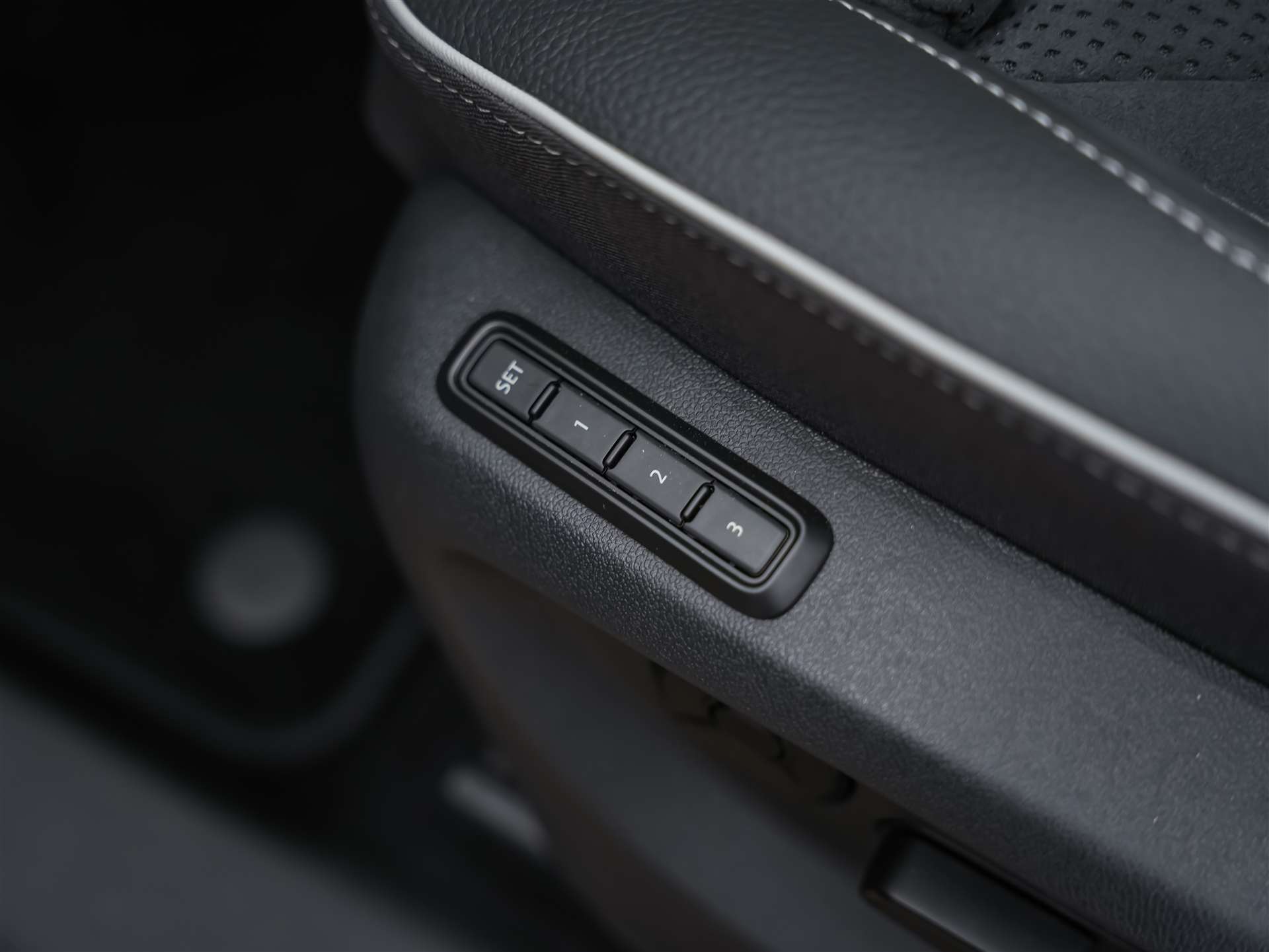 SKODA Kodiaq 2.0 TDI Sportline 4x4 *Panorama*Matrix LED*Anhängerkupplung*-image-27