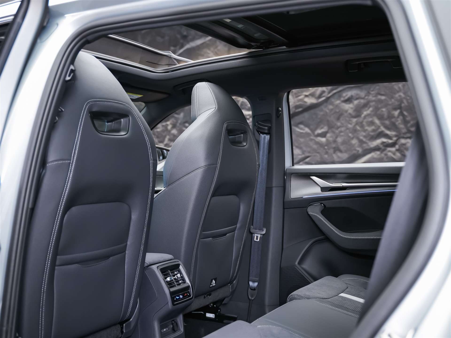 SKODA Kodiaq 2.0 TDI Sportline 4x4 *Panorama*Matrix LED*Anhängerkupplung*-image-11