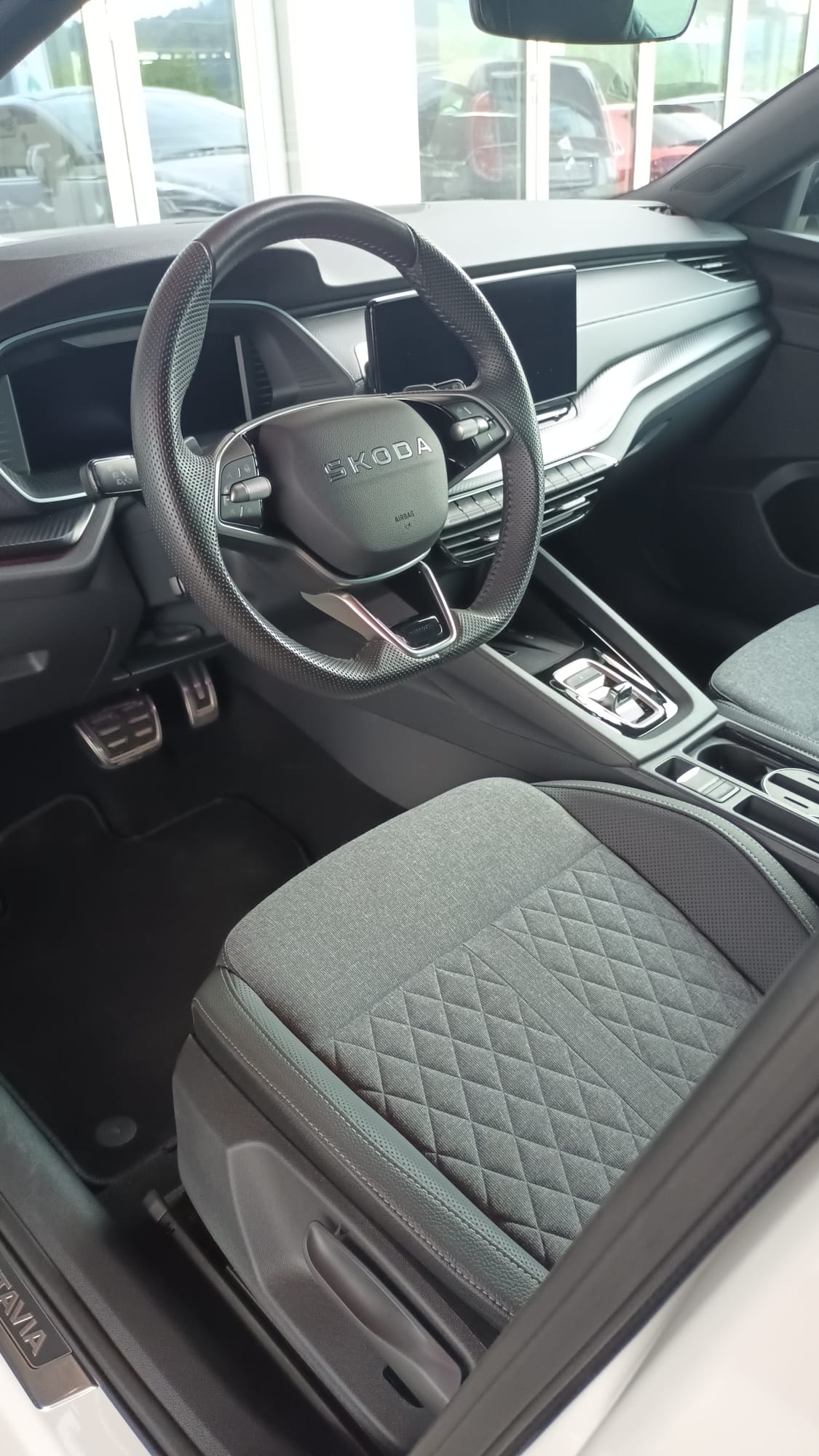 SKODA Octavia Combi 1.5 TSI mHEV DSG Sport Line-image-8
