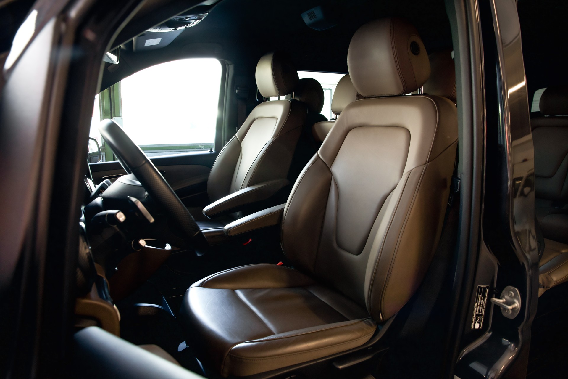 MERCEDES-BENZ V 300 d lang AMG Line Avantgarde 4Matic 9G-Tronic-image-18