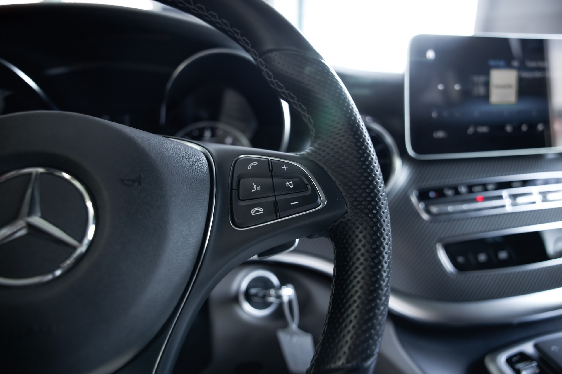 MERCEDES-BENZ V 300 d lang AMG Line Avantgarde 4Matic 9G-Tronic-image-28