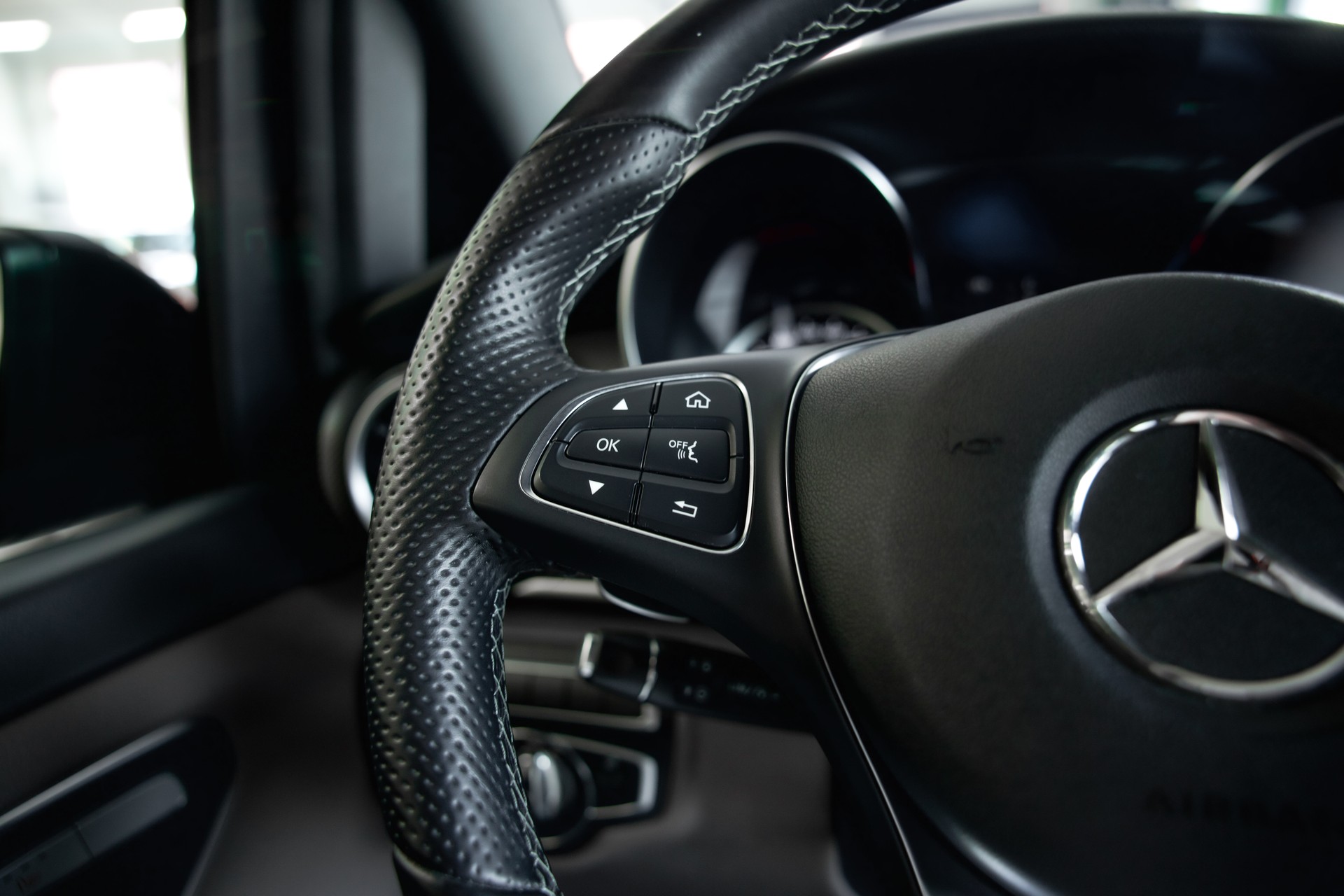 MERCEDES-BENZ V 300 d lang AMG Line Avantgarde 4Matic 9G-Tronic-image-27