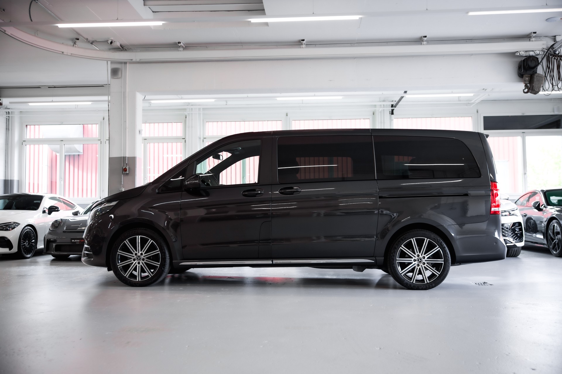 MERCEDES-BENZ V 300 d lang AMG Line Avantgarde 4Matic 9G-Tronic-image-4