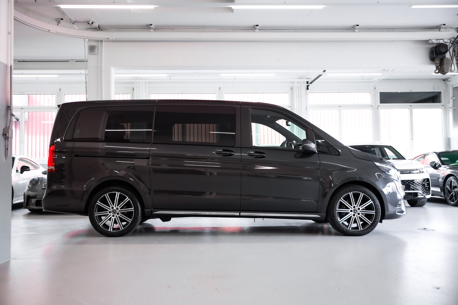 MERCEDES-BENZ V 300 d lang AMG Line Avantgarde 4Matic 9G-Tronic-image-3