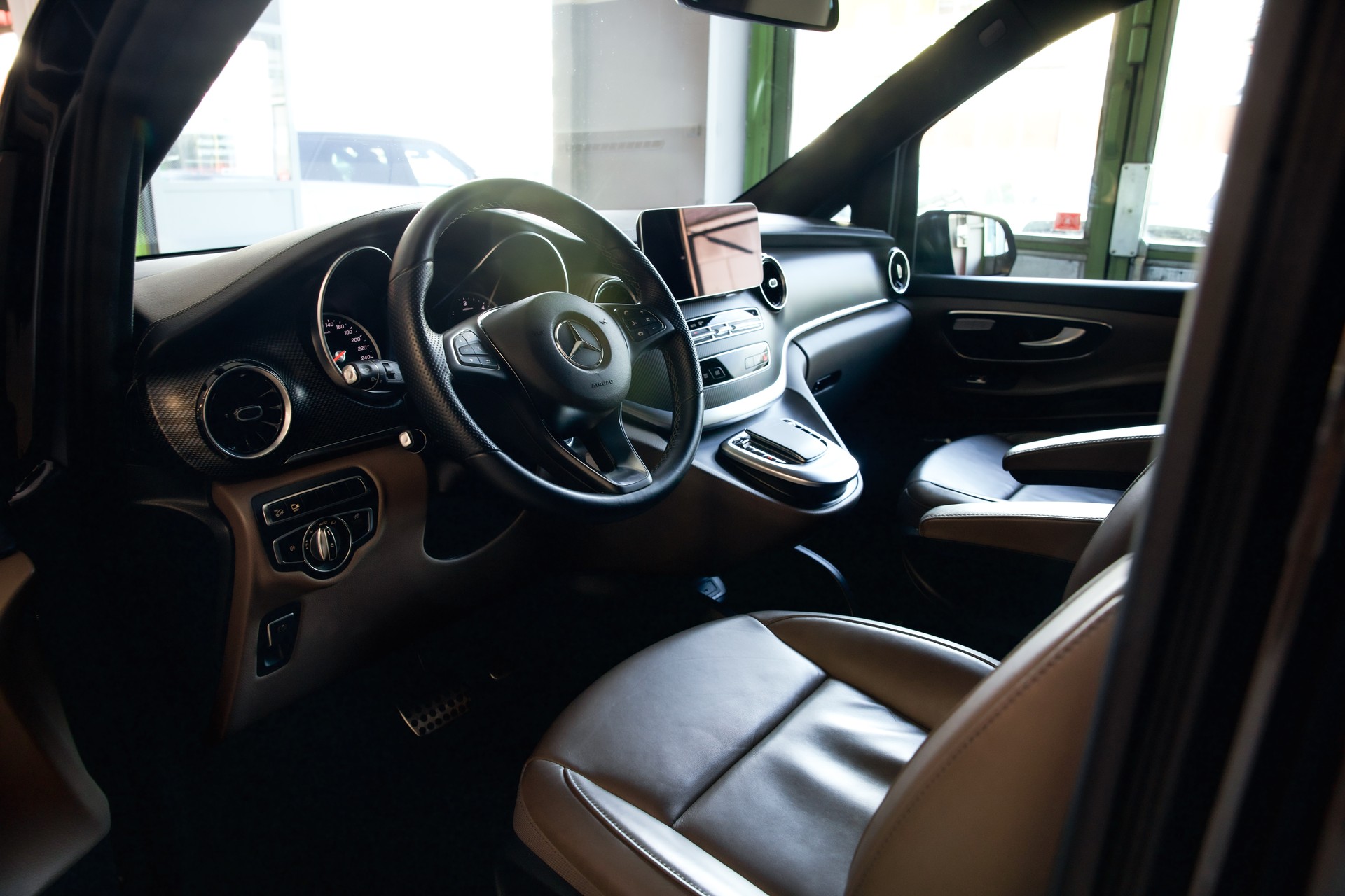 MERCEDES-BENZ V 300 d lang AMG Line Avantgarde 4Matic 9G-Tronic-image-16