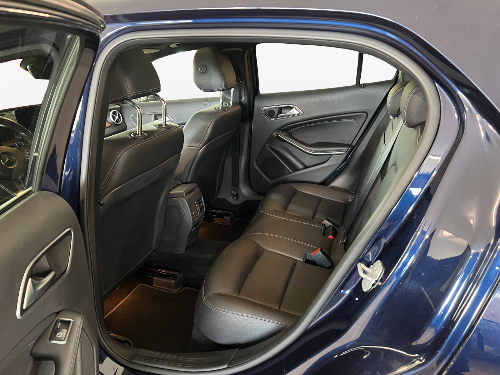 MERCEDES-BENZ GLA 200 CDI Swiss Star Edition Style 4Matic 7G-DCT-image-12