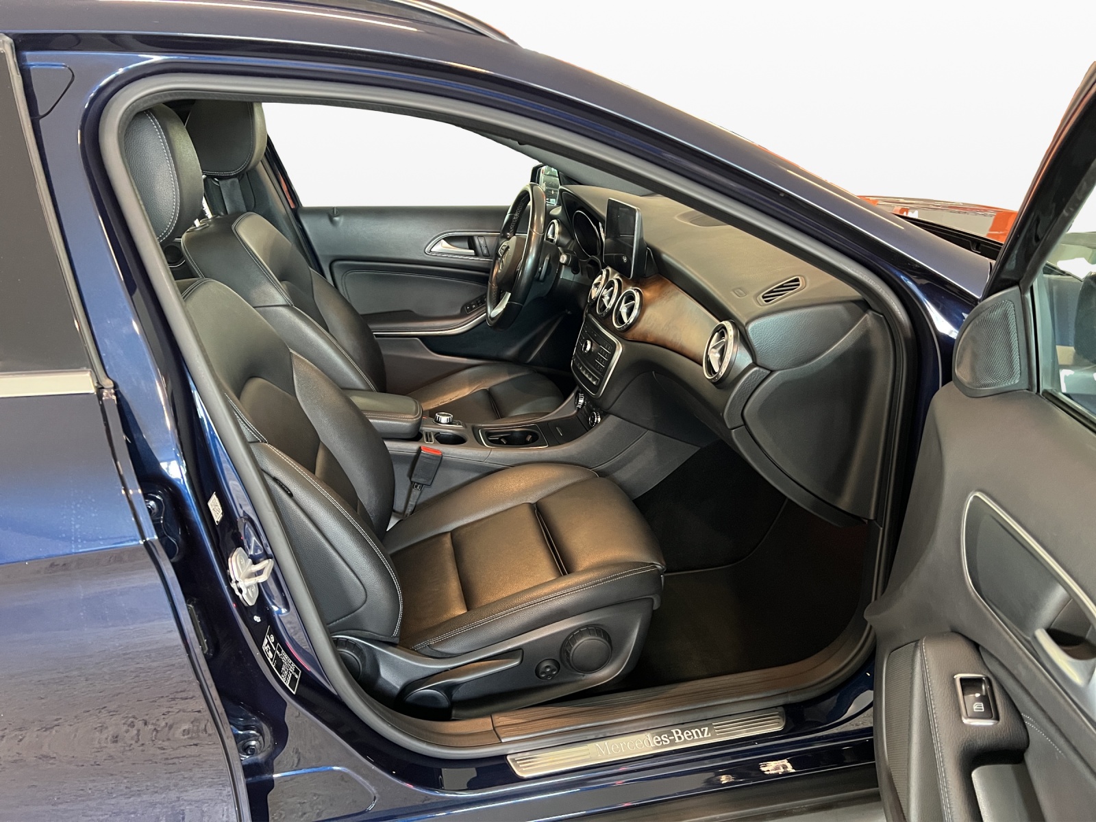 MERCEDES-BENZ GLA 200 CDI Swiss Star Edition Style 4Matic 7G-DCT-image-8