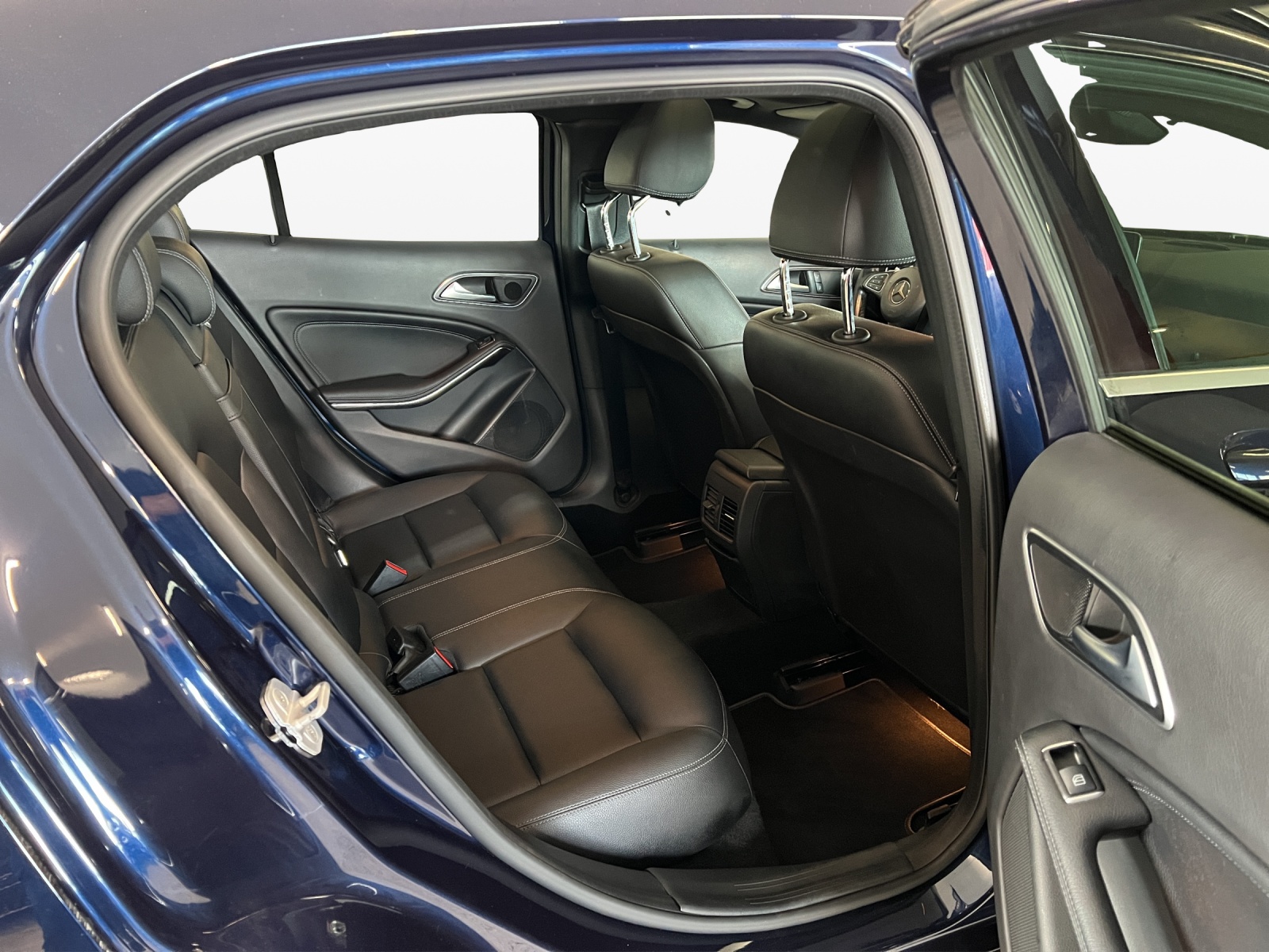 MERCEDES-BENZ GLA 200 CDI Swiss Star Edition Style 4Matic 7G-DCT-image-9