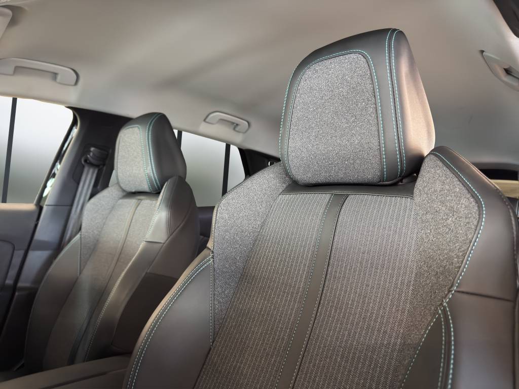 PEUGEOT 3008 1.2 PureTech Allure Pack EAT8-image-9