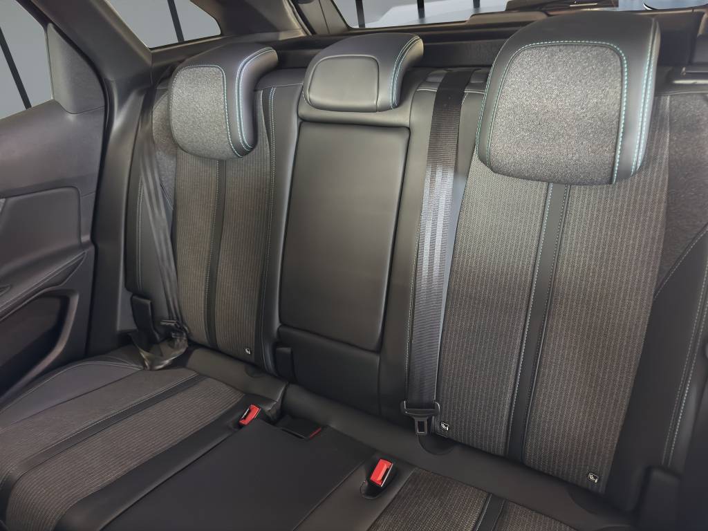 PEUGEOT 3008 1.2 PureTech Allure Pack EAT8-image-8