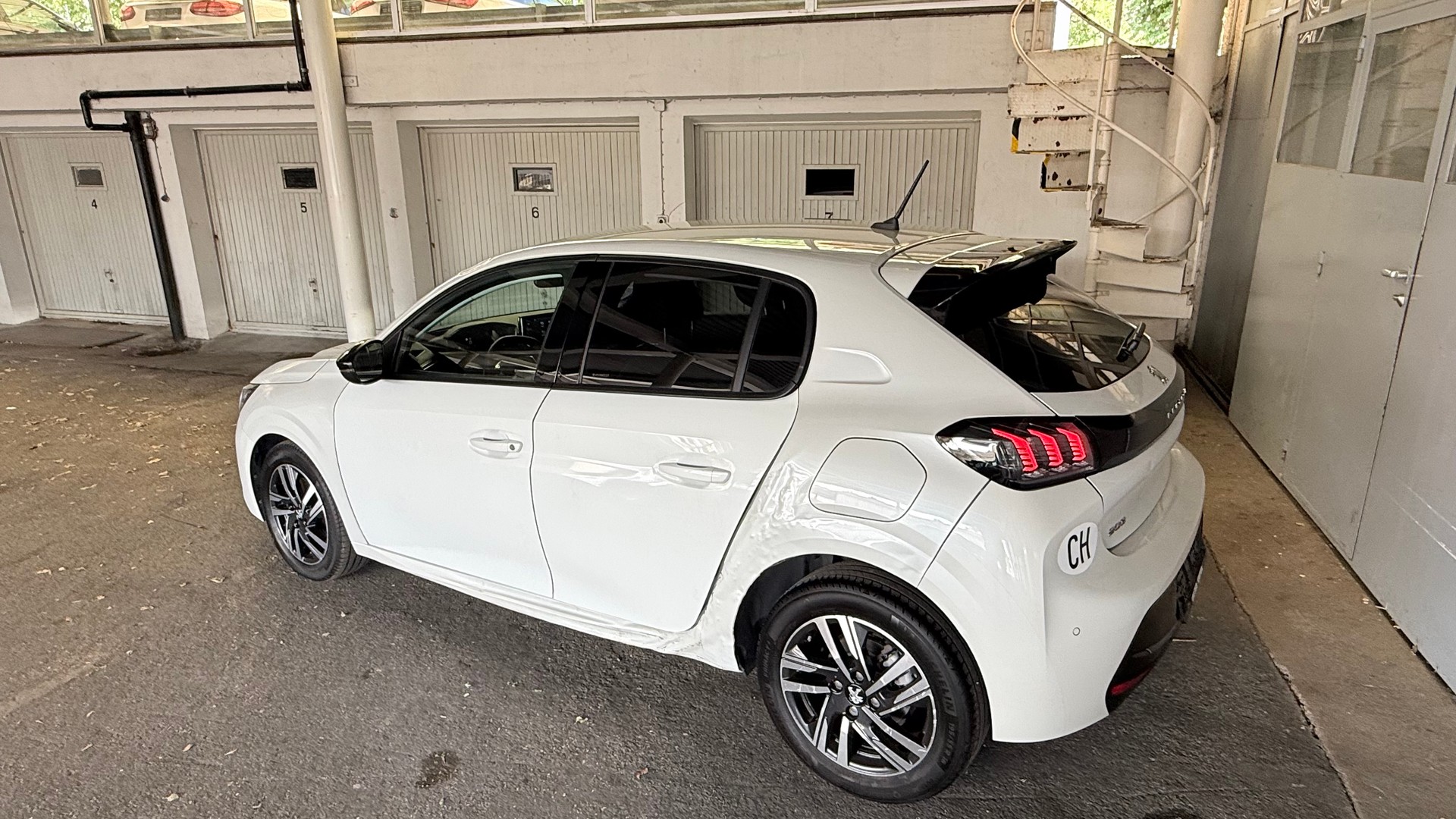 PEUGEOT 208 1.2 PureTech GT EAT8-image-7