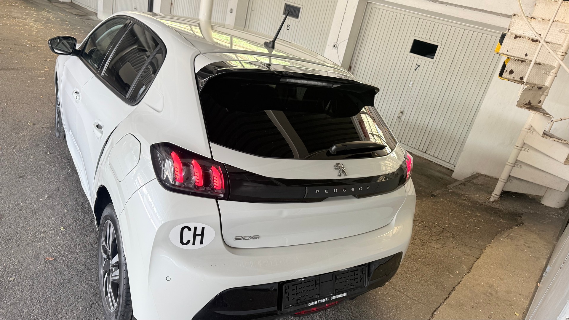 PEUGEOT 208 1.2 PureTech GT EAT8-image-6