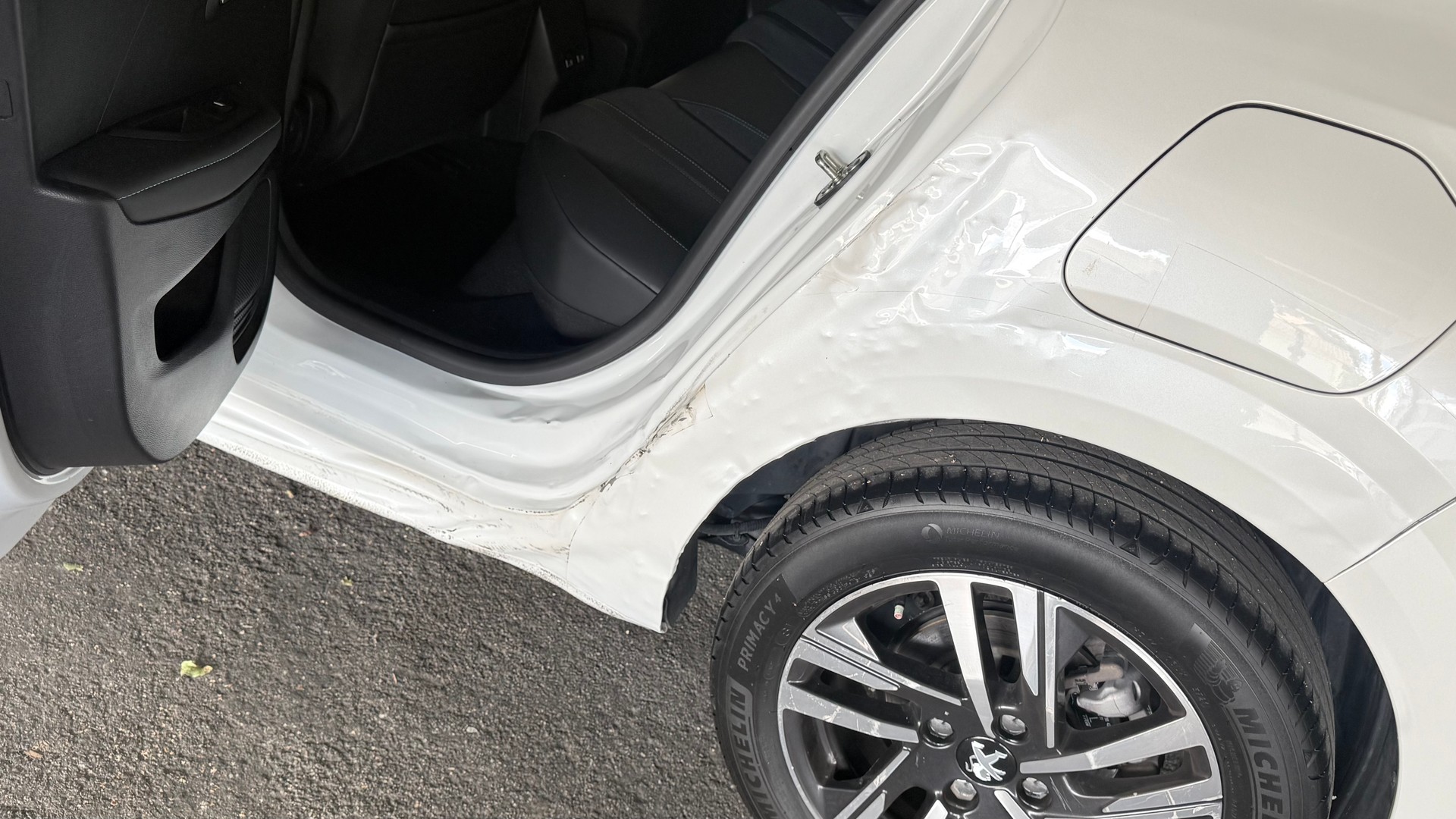 PEUGEOT 208 1.2 PureTech GT EAT8-image-9