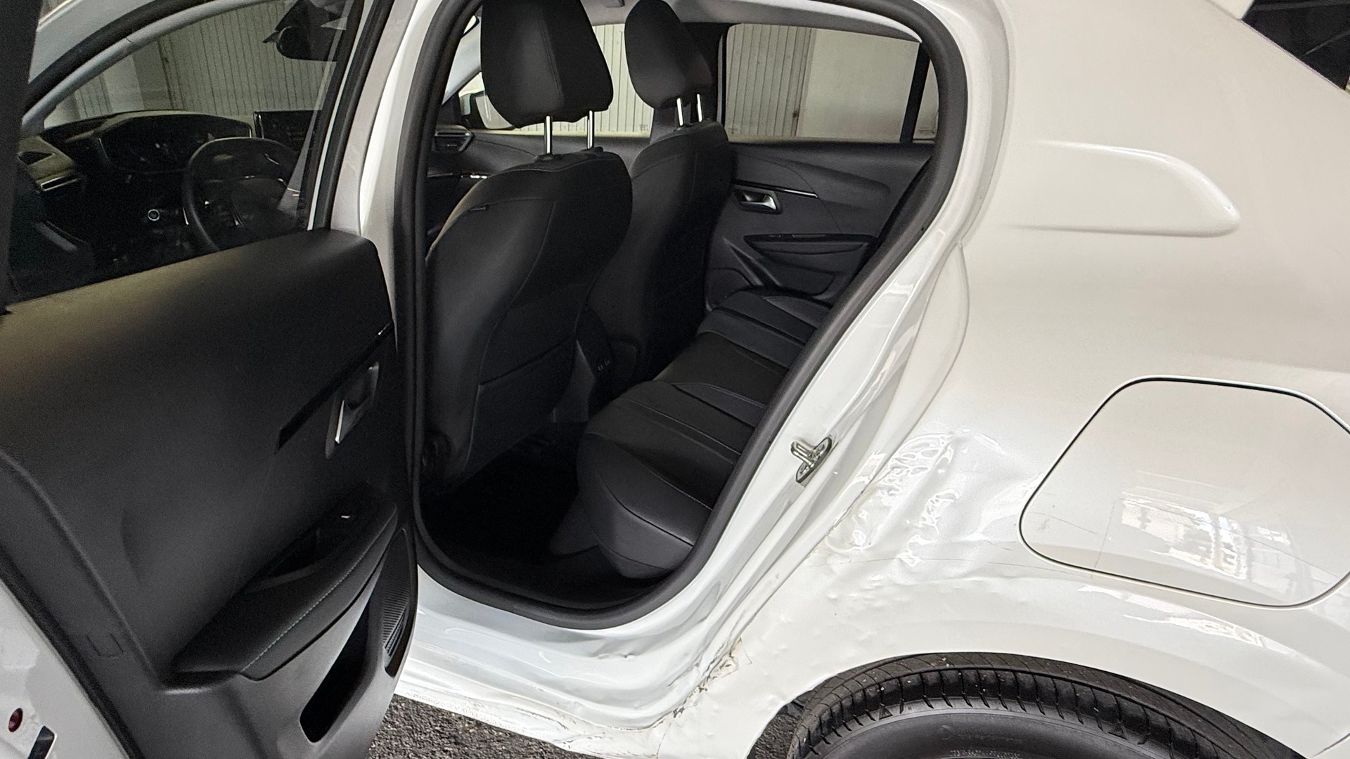 PEUGEOT 208 1.2 PureTech GT EAT8-image-14