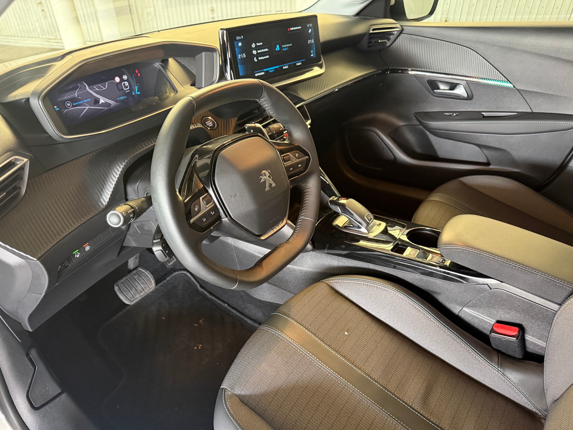PEUGEOT 208 1.2 PureTech GT EAT8-image-15